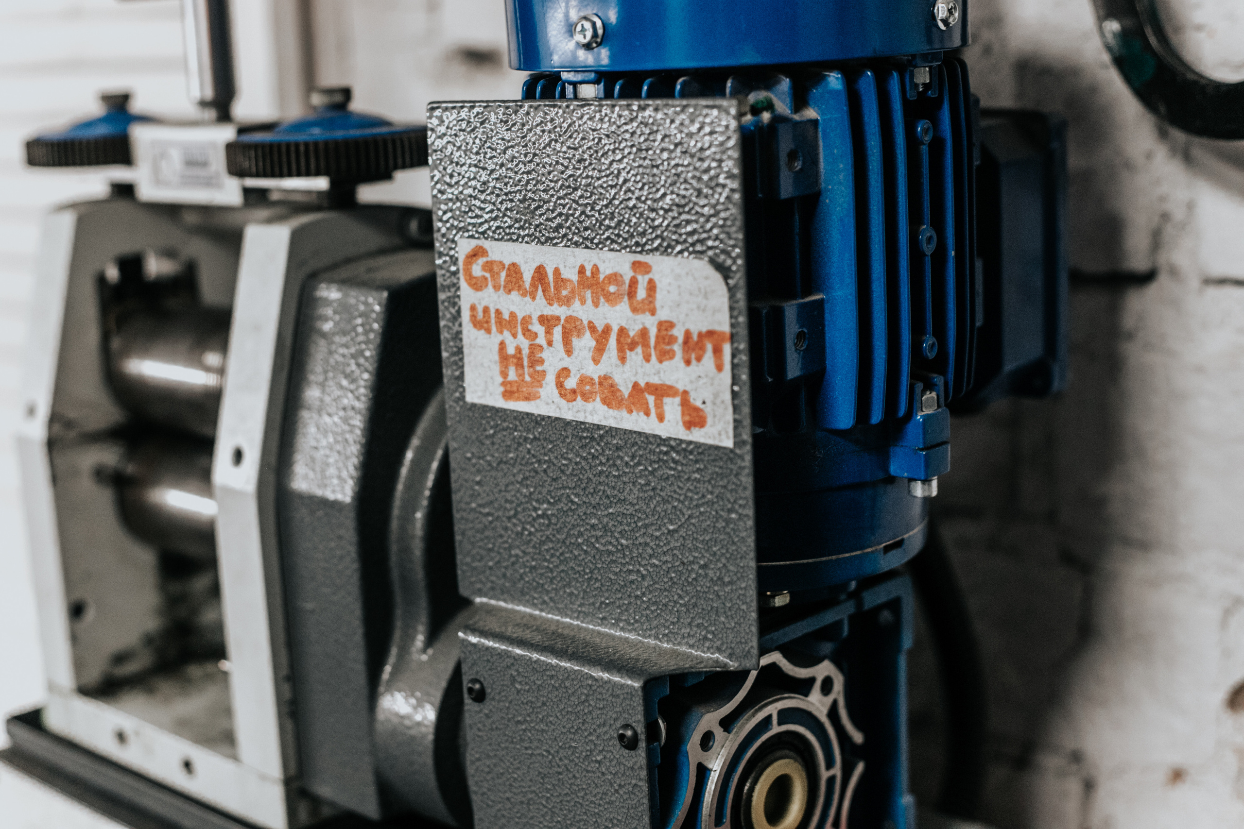 Лавстори перед свадьбой в ювелирной мастерской. Свадебный фотограф в Москве Элина Ларченкова. Фото, которые цепляют