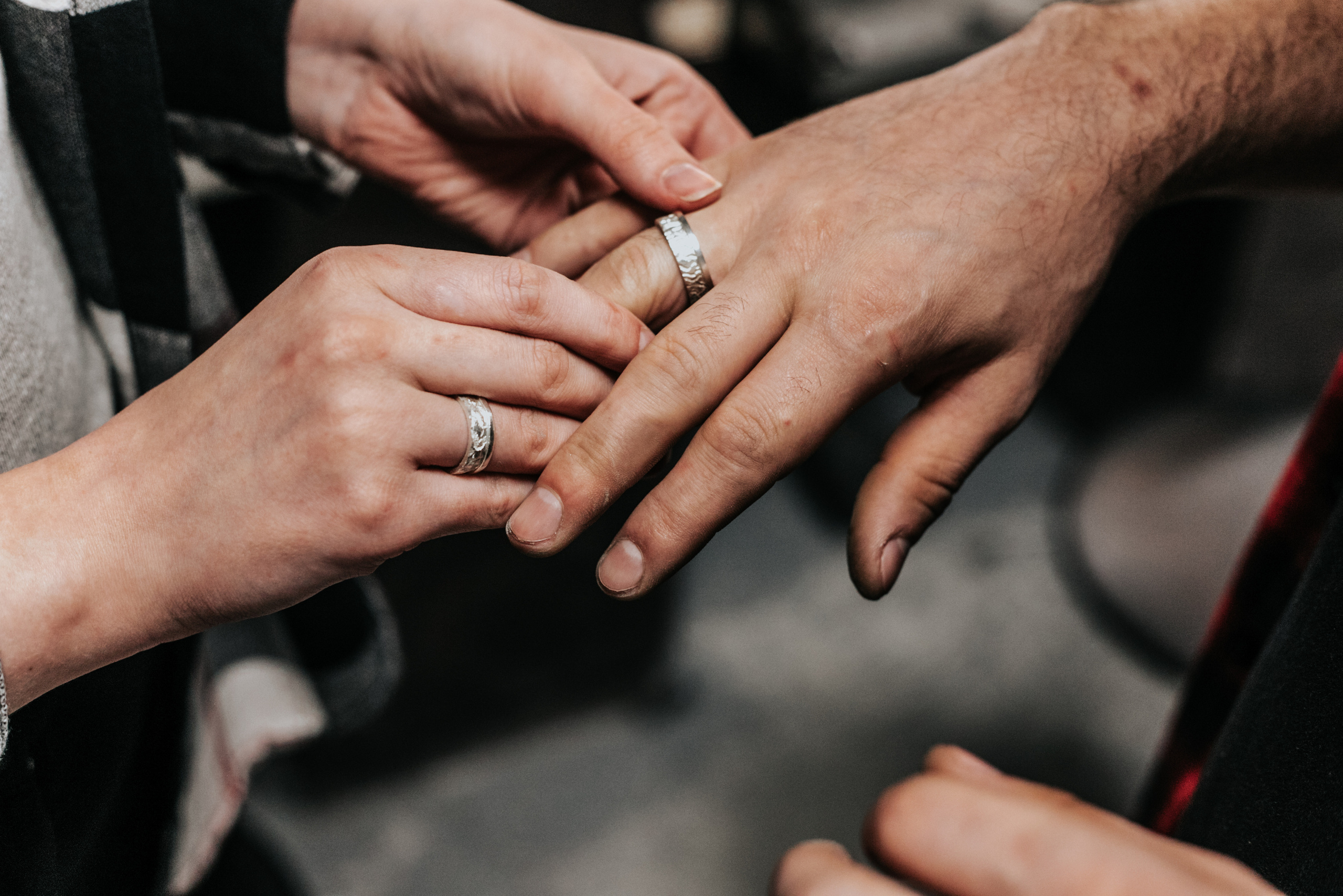 Лавстори перед свадьбой в ювелирной мастерской. Свадебный фотограф в Москве Элина Ларченкова. Фото, которые цепляют