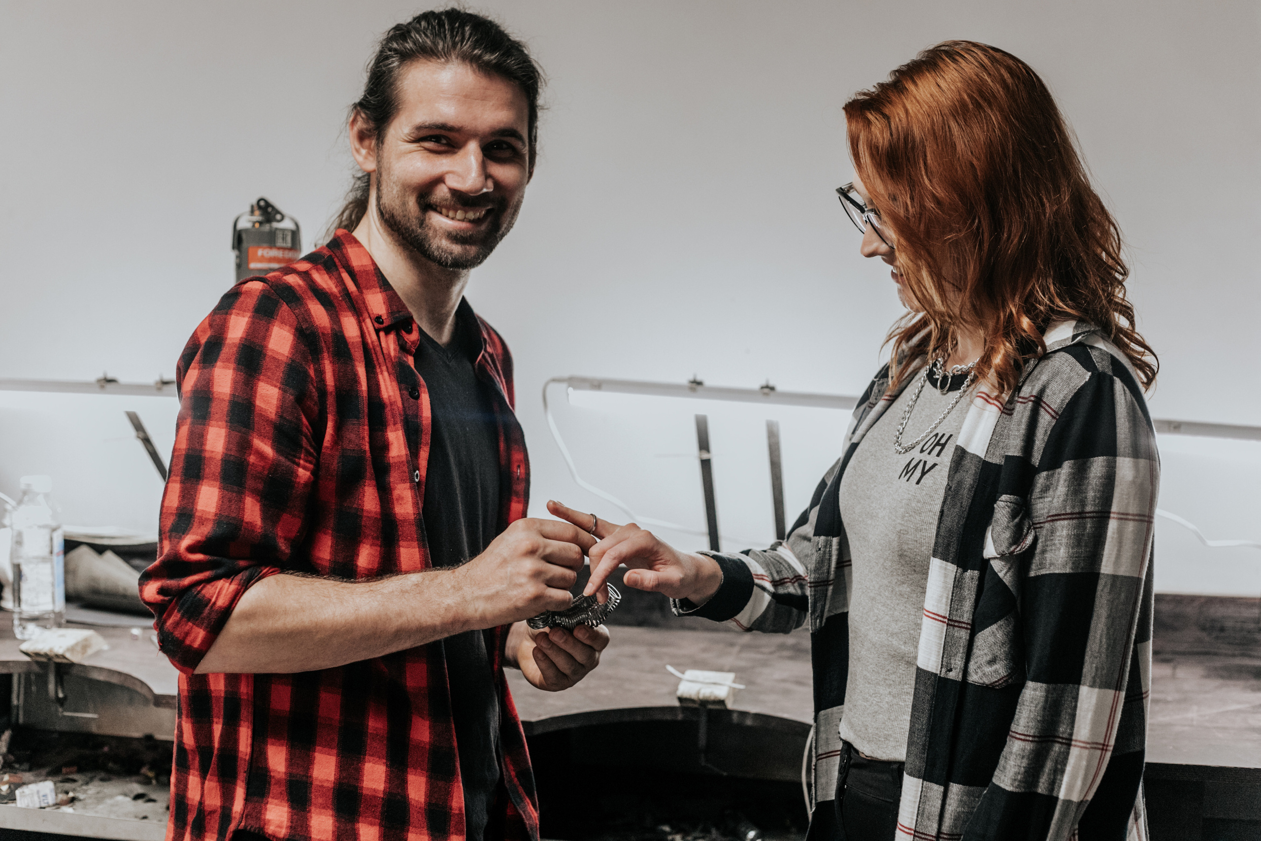 Лавстори перед свадьбой в ювелирной мастерской. Свадебный фотограф в Москве Элина Ларченкова. Фото, которые цепляют