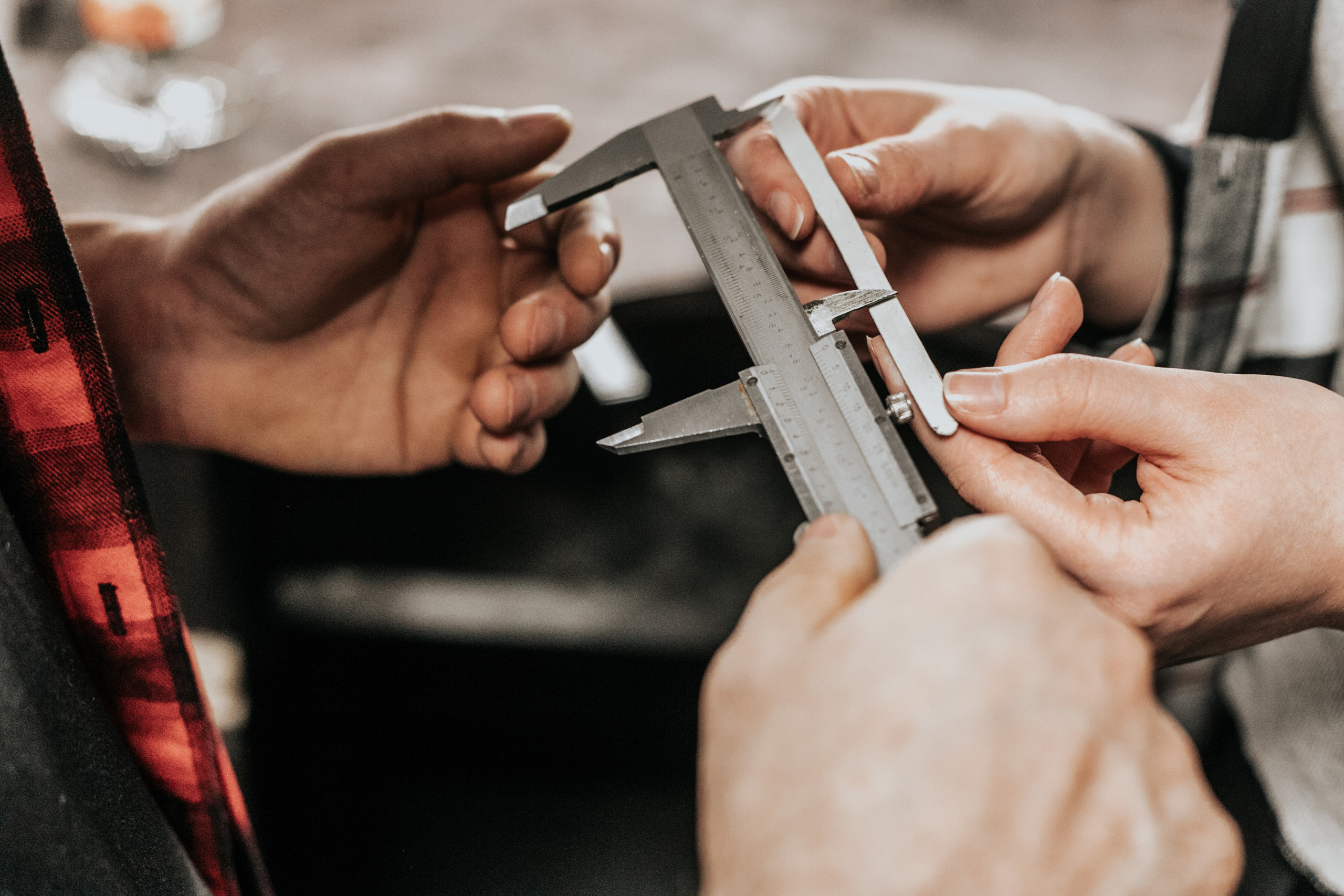 Лавстори перед свадьбой в ювелирной мастерской. Свадебный фотограф в Москве Элина Ларченкова. Фото, которые цепляют