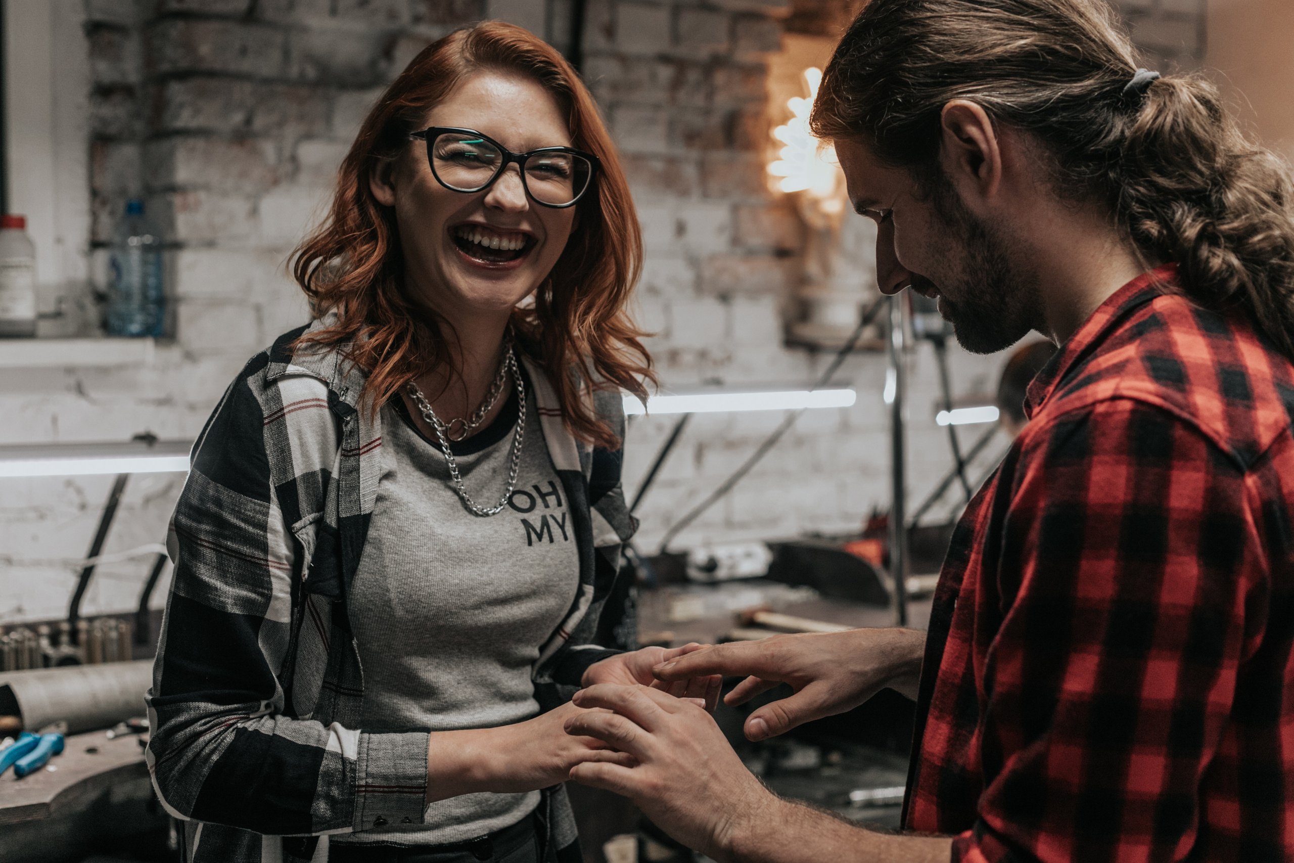 Лавстори перед свадьбой в ювелирной мастерской. Свадебный фотограф в Москве Элина Ларченкова. Фото, которые цепляют