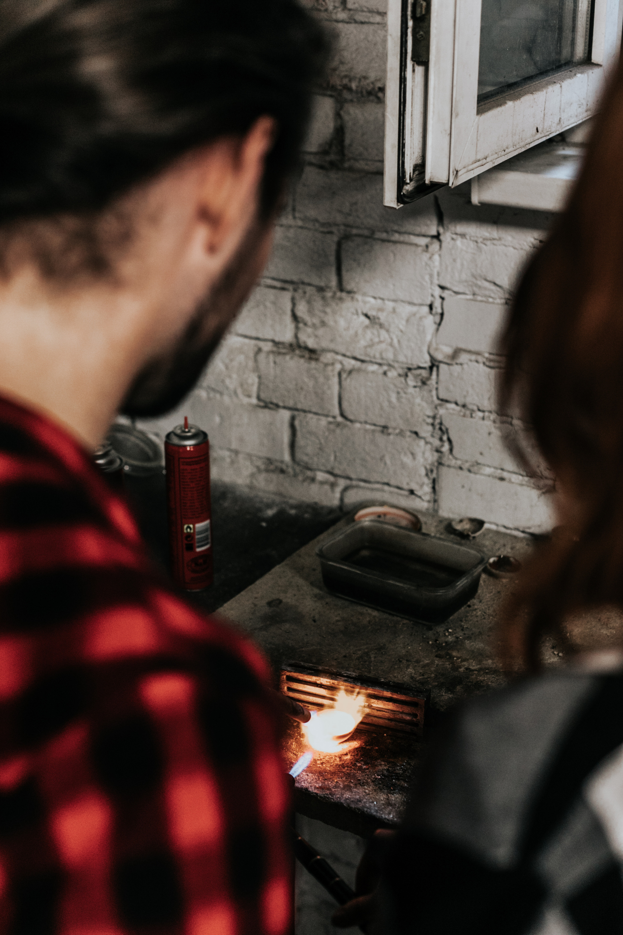Лавстори перед свадьбой в ювелирной мастерской. Свадебный фотограф в Москве Элина Ларченкова. Фото, которые цепляют