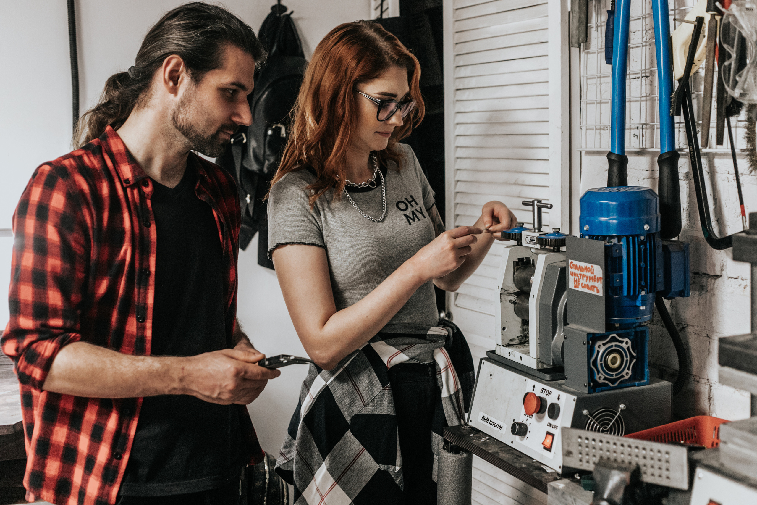 Лавстори перед свадьбой в ювелирной мастерской. Свадебный фотограф в Москве Элина Ларченкова. Фото, которые цепляют