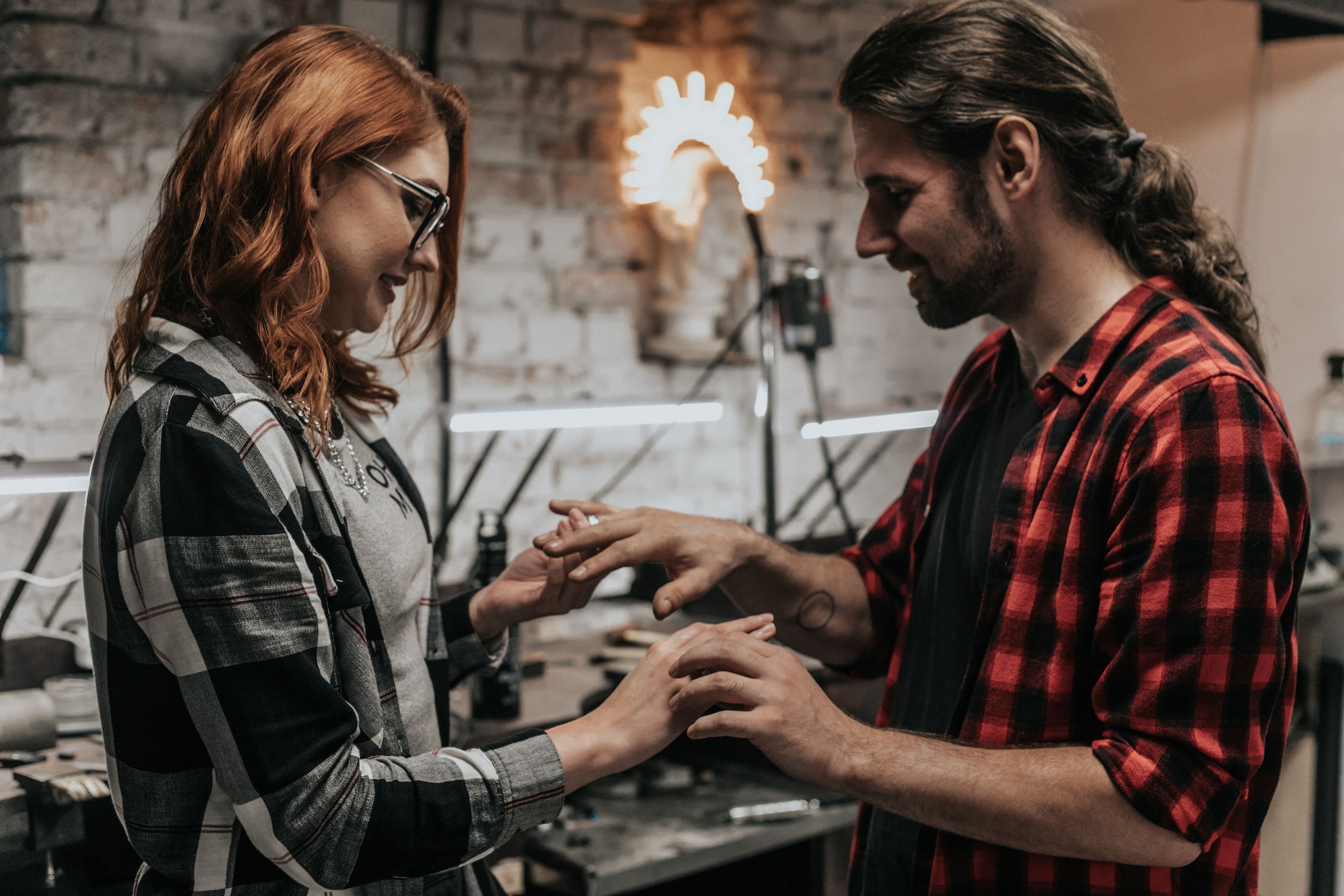Лавстори перед свадьбой в ювелирной мастерской. Свадебный фотограф в Москве Элина Ларченкова. Фото, которые цепляют