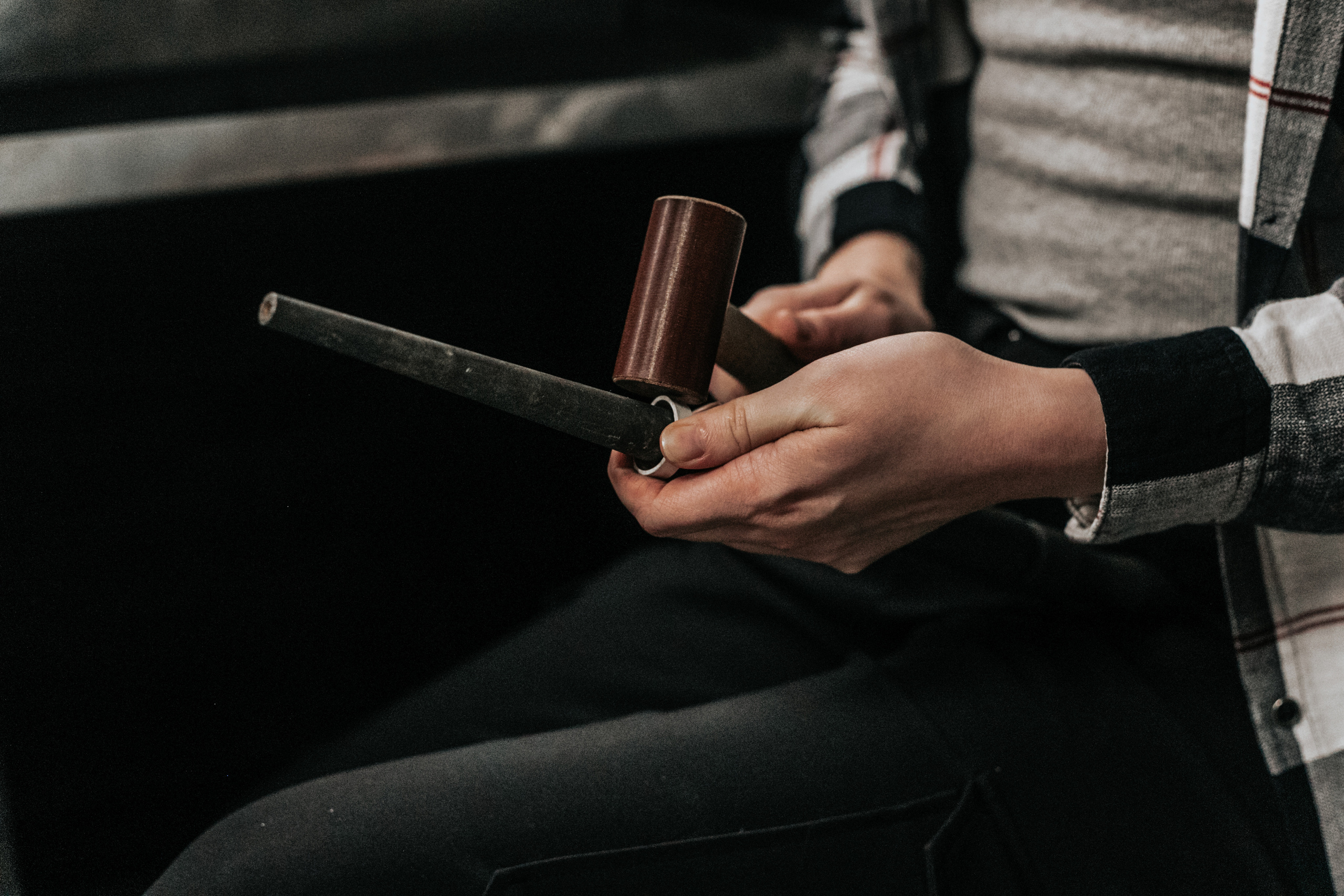 Лавстори перед свадьбой в ювелирной мастерской. Свадебный фотограф в Москве Элина Ларченкова. Фото, которые цепляют