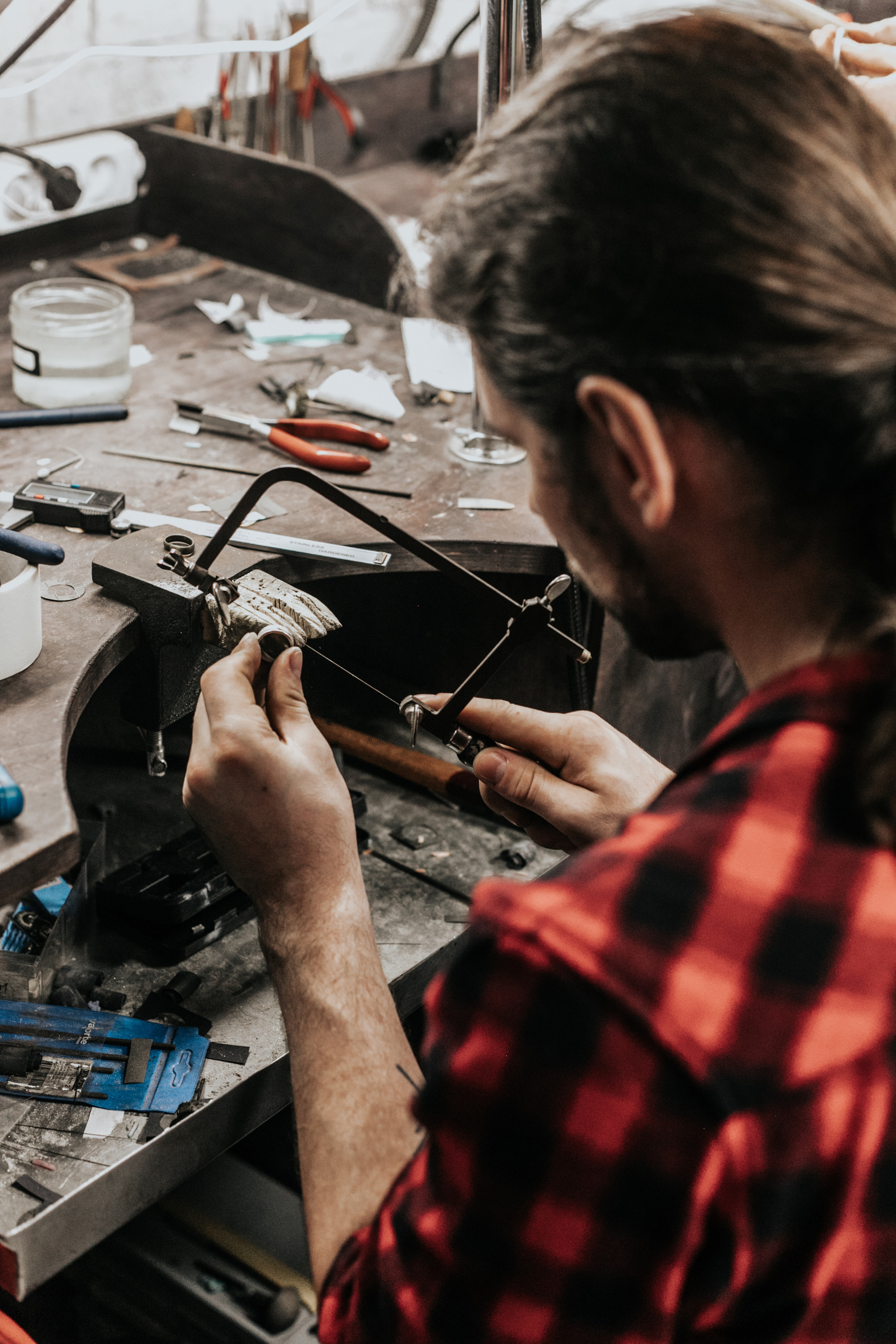 Лавстори перед свадьбой в ювелирной мастерской. Свадебный фотограф в Москве Элина Ларченкова. Фото, которые цепляют