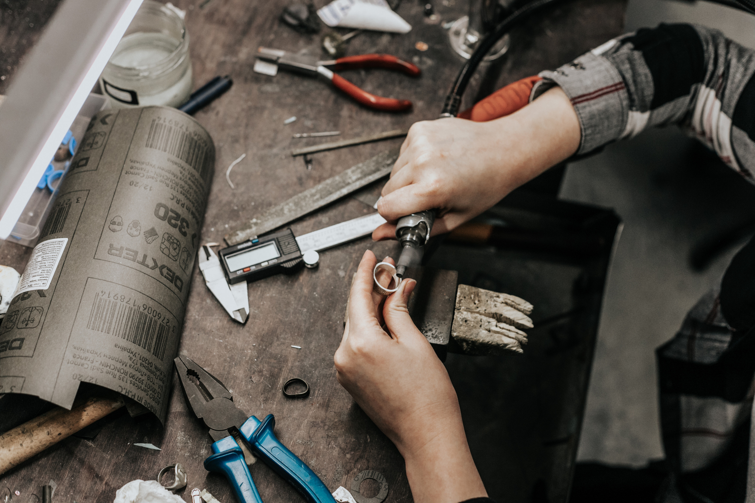 Лавстори перед свадьбой в ювелирной мастерской. Свадебный фотограф в Москве Элина Ларченкова. Фото, которые цепляют