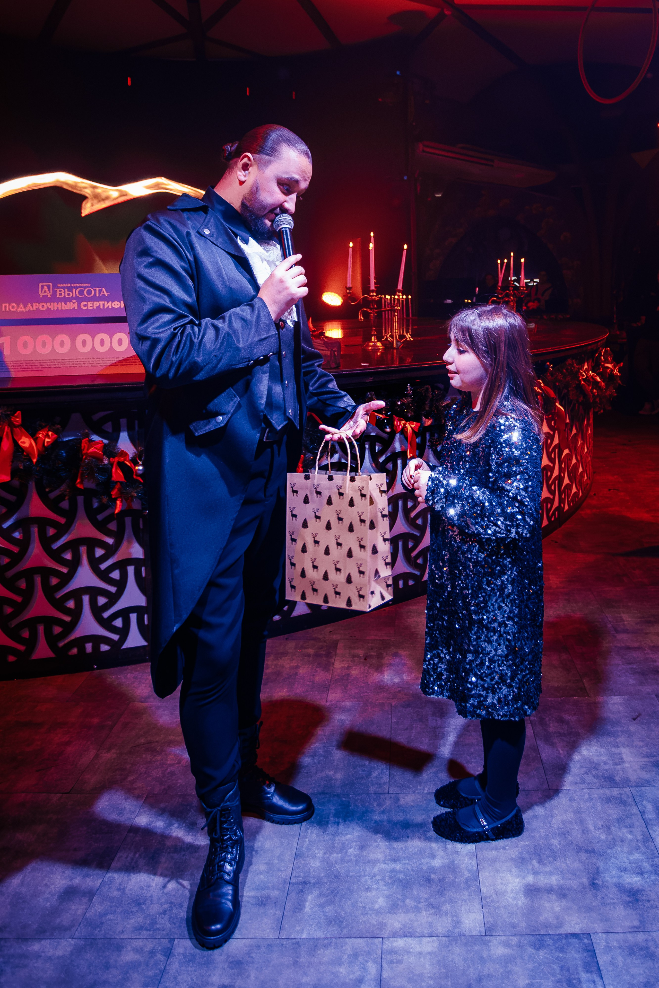 Новогодняя шоу-программа «MAGIC TIME» в PTIZZA BAR_Ялта_31.12.2025. Аминов Руслан | Фотограф