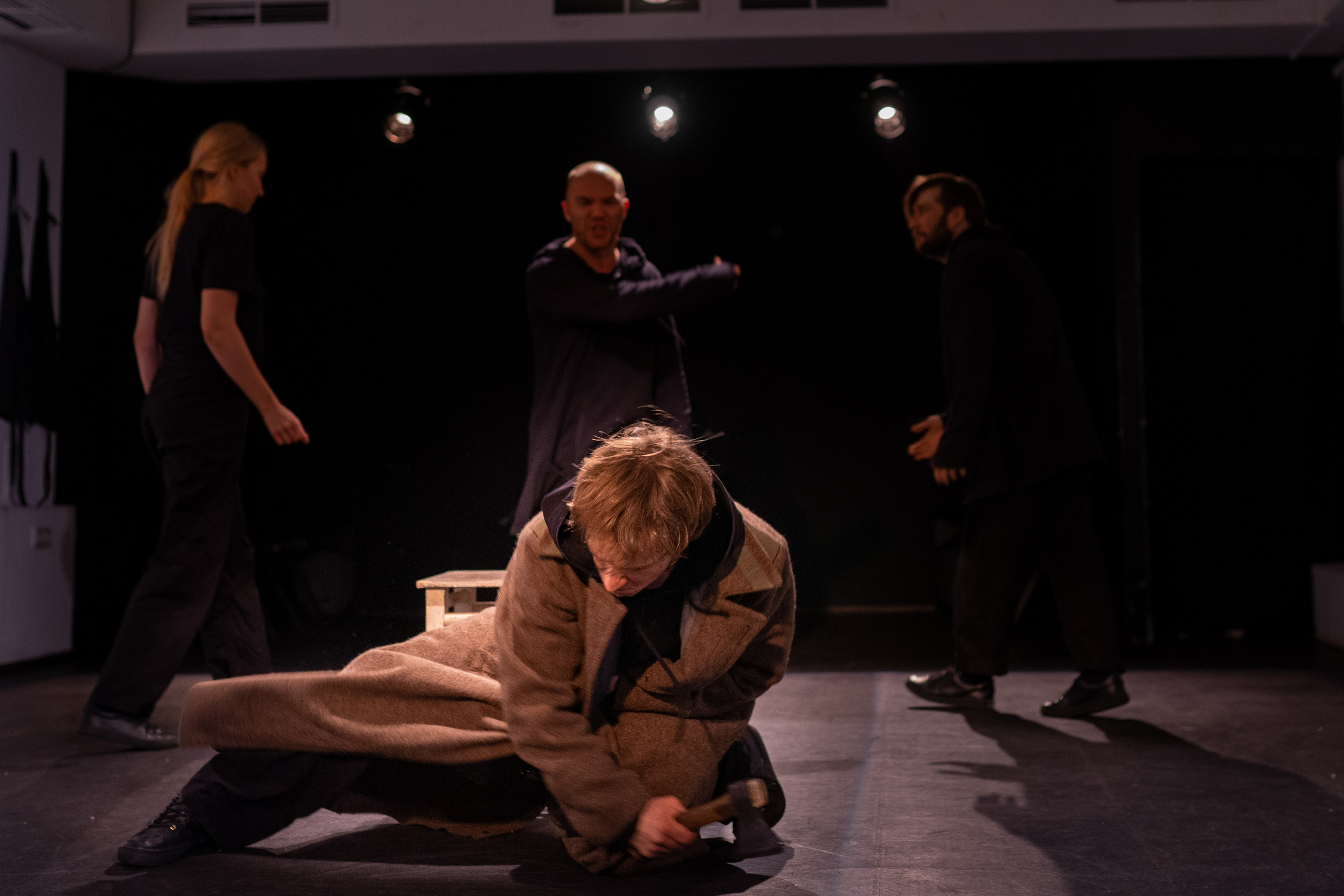 Преступление и наказание. Фотограф Нинель Гюрсой, г. Москва