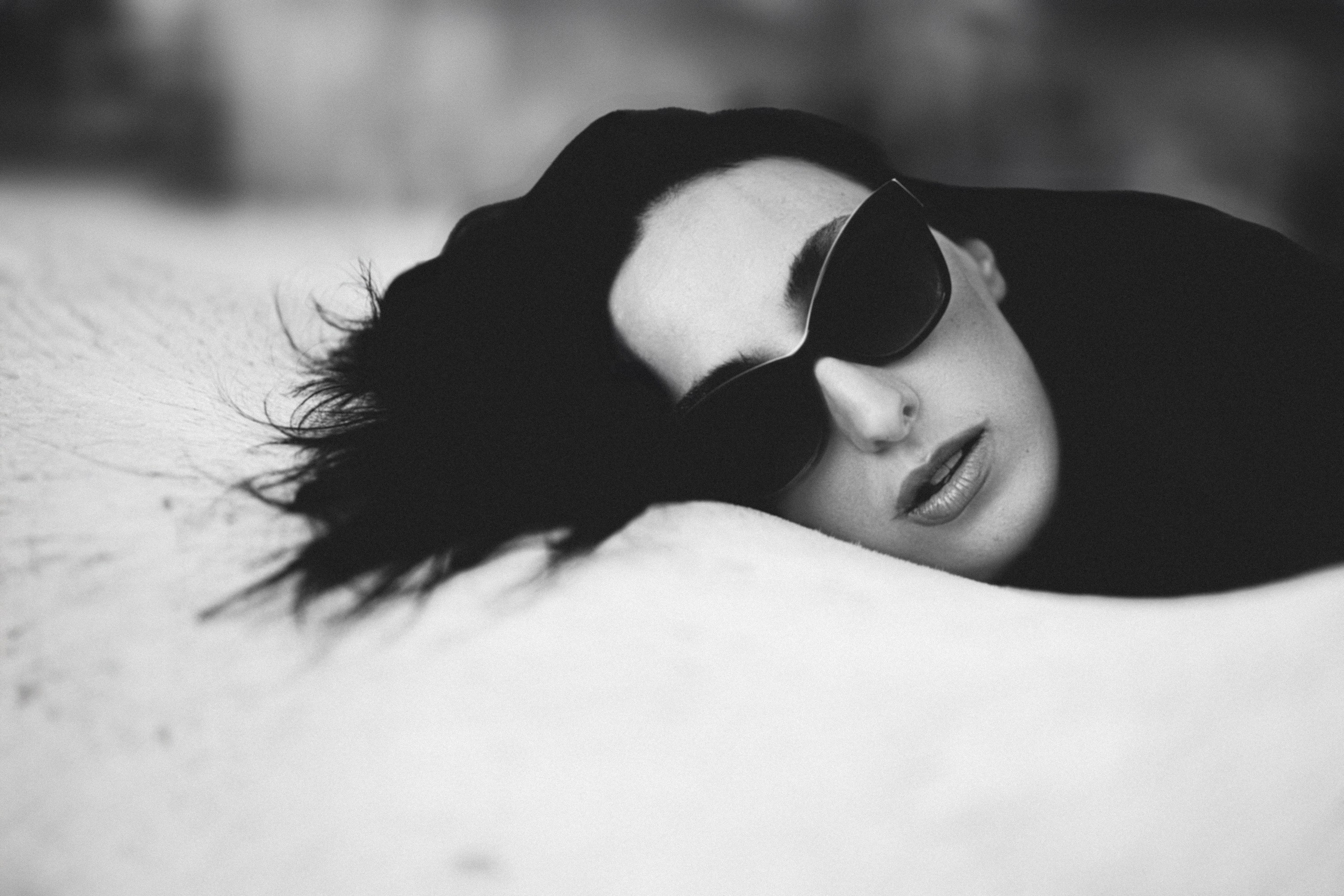 Портрет девушки в очках 