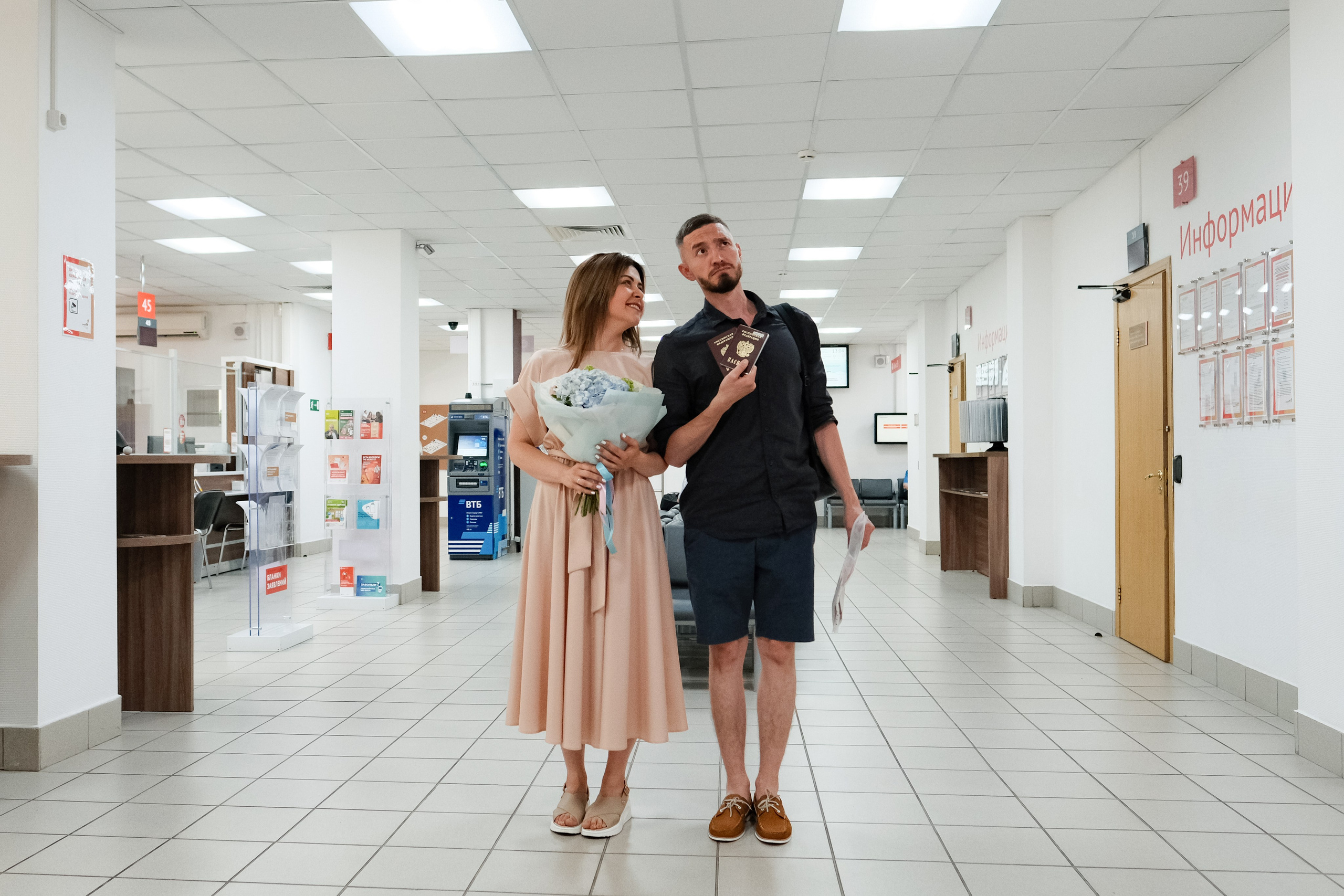 Жених хочет съесть свой паспорт после регистрации.