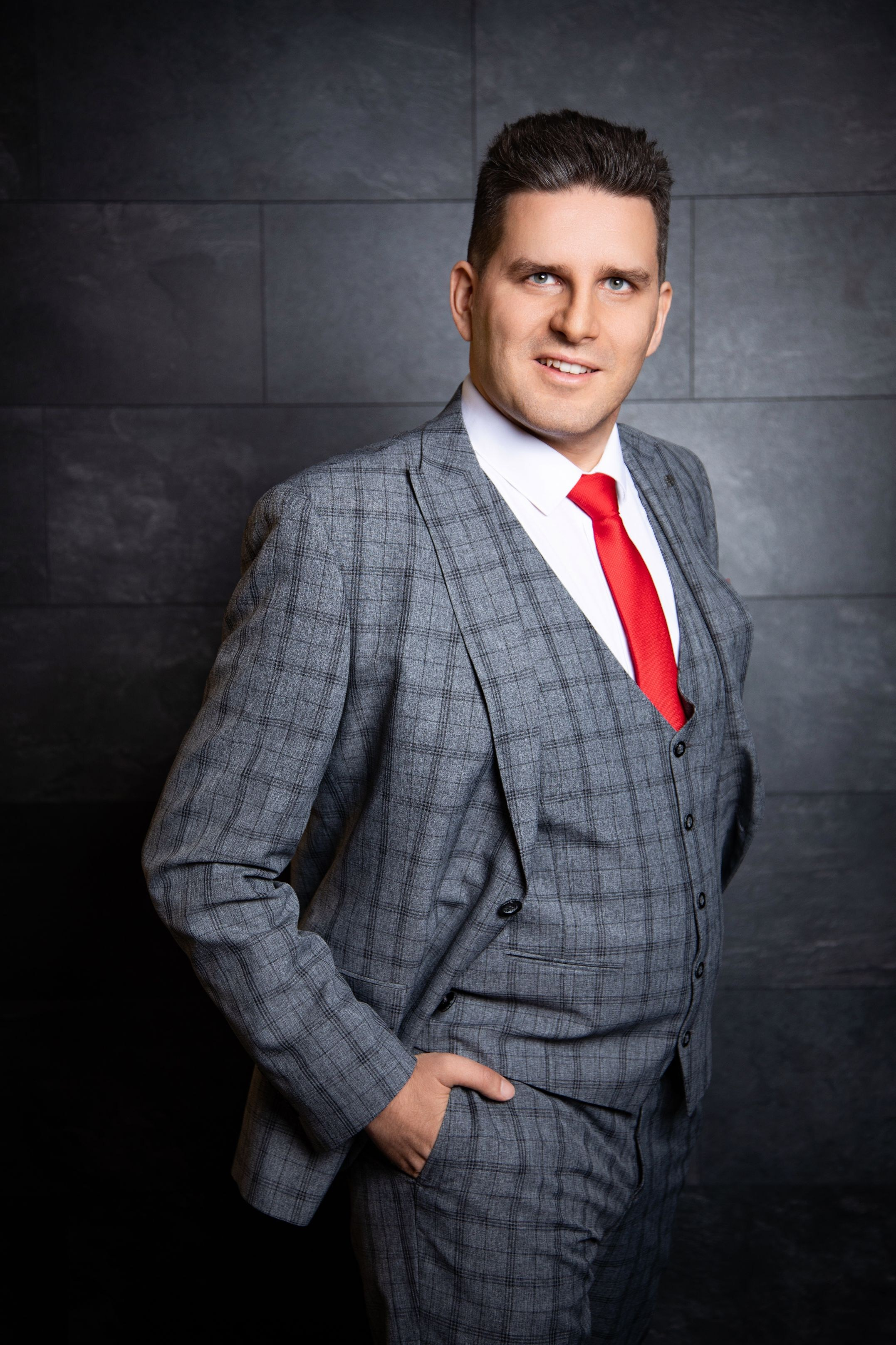 Профессиональная мужская фотосессия в Fotogen: Ваша история в кадре. Интерьерная фотостудия FOTOGEN г. Краснодар