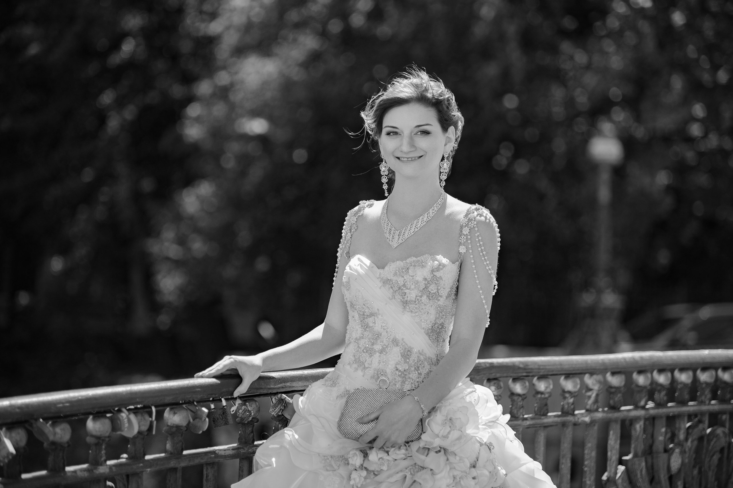 Черно-белая свадебная фотография в историческом центре Санкт-Петербурга.