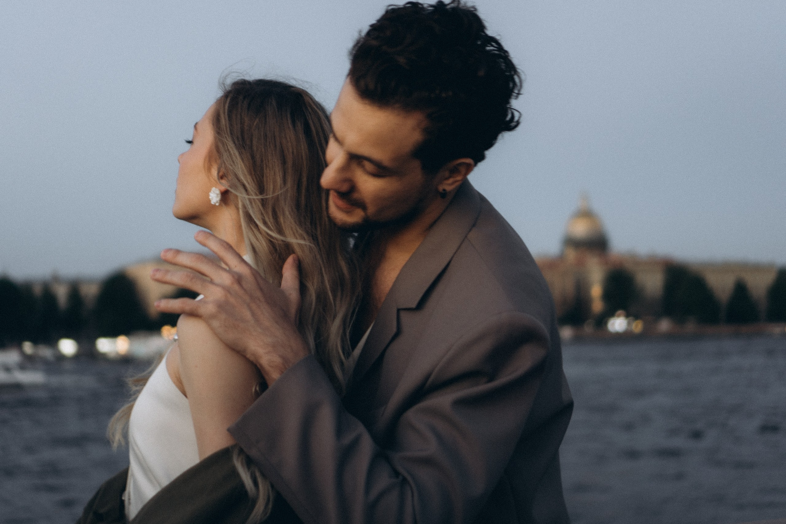 СВАДЕБНАЯ СЬЕМКА ПАРЫ НА РАССВЕТЕ В БЕЛЫЕ НОЧИ И ПРОГУЛКА С РАЗВОДНЫМИ МОСТАМИ И ПИКНИК ВОЗЛЕ ИСАКИЕВСКОГО СОБОРА. Профессиональный фотограф, Санкт-Петербург — Виктория Богомолова