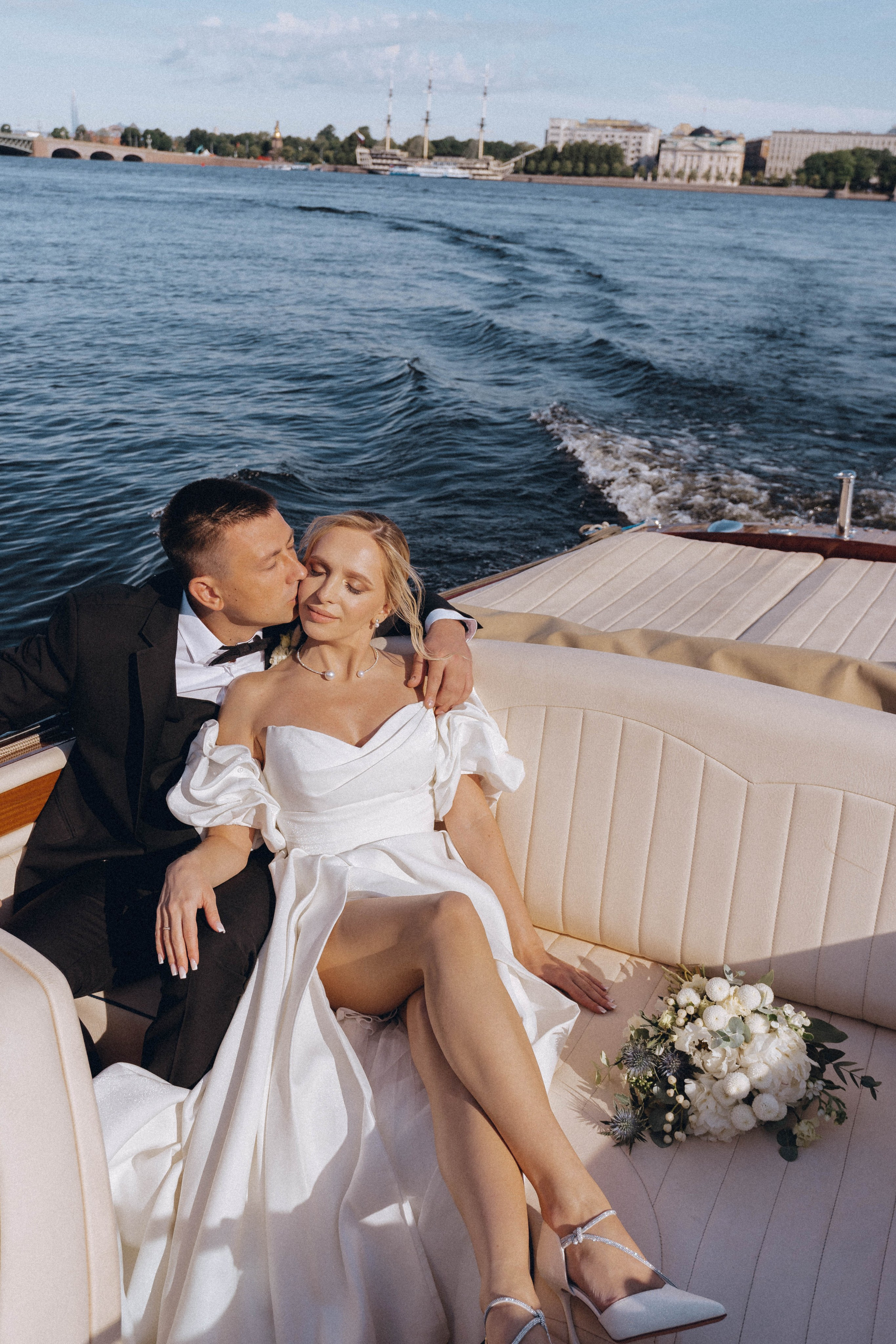 СВАДЕНБНАЯ СЬЕМКА НА КАТЕРЕ ПО КАНАЛАМ САНКТ-ПЕТЕРБУРГА И В АКВАТОРИИ НЕВЫ. Профессиональный фотограф, Санкт-Петербург — Виктория Богомолова