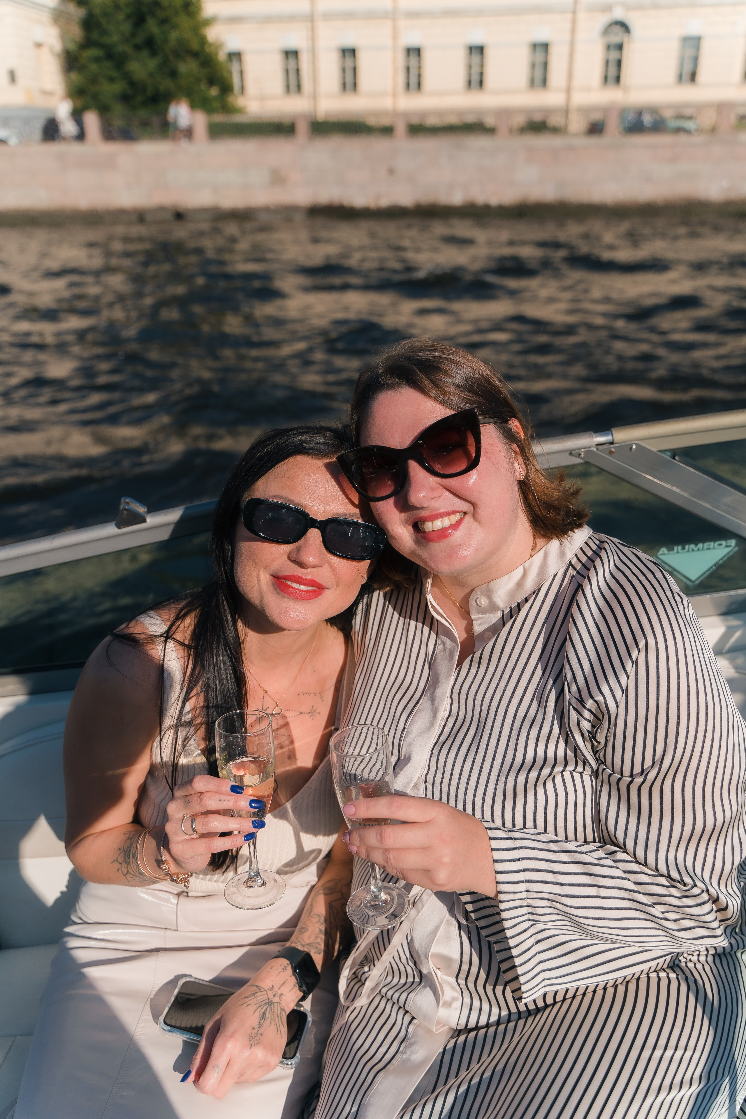 Фотосъемка девичника, встреча девушек, веселые женские портреты