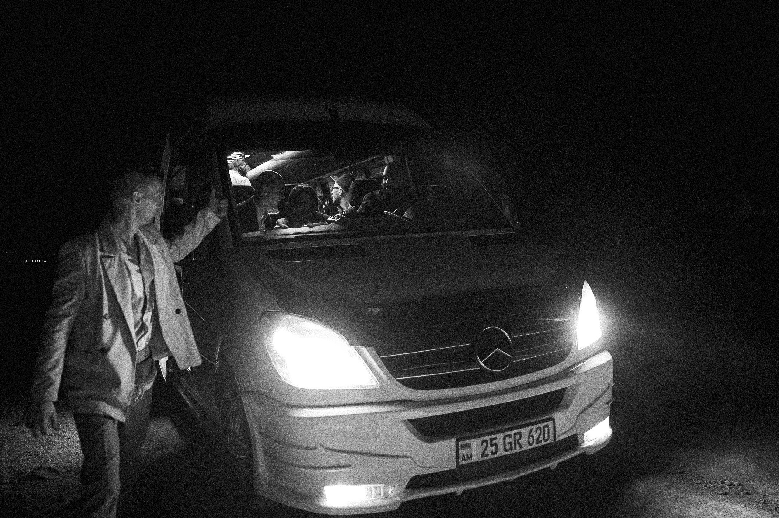 Трогательная свадебная вечеринка в горах Армении. Афина Ефимова. Свадебный фотограф Москва