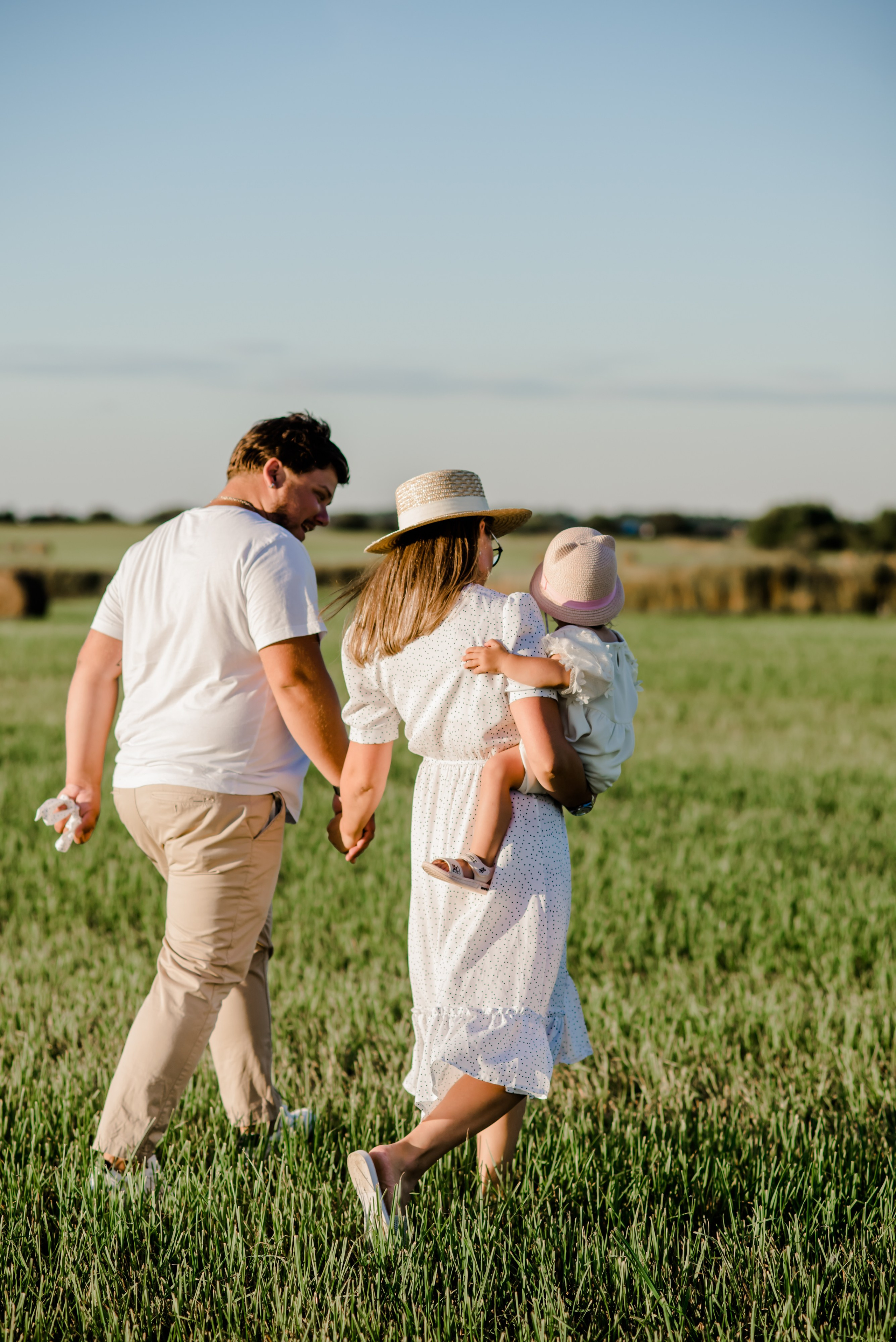 Семья в поле. Свадебный и семейный фотограф Евгения Кононова