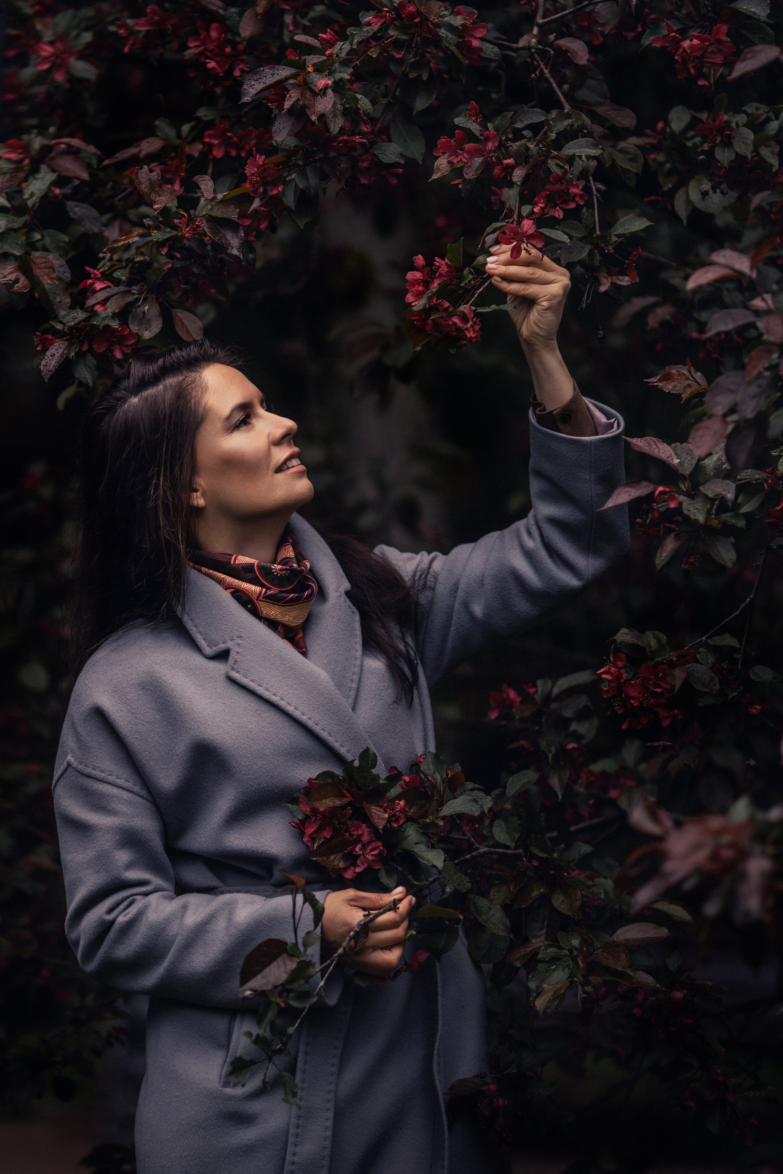Дождливый яблоневый сад с Лизой. Фотограф в Москве Наталья Спиридонова