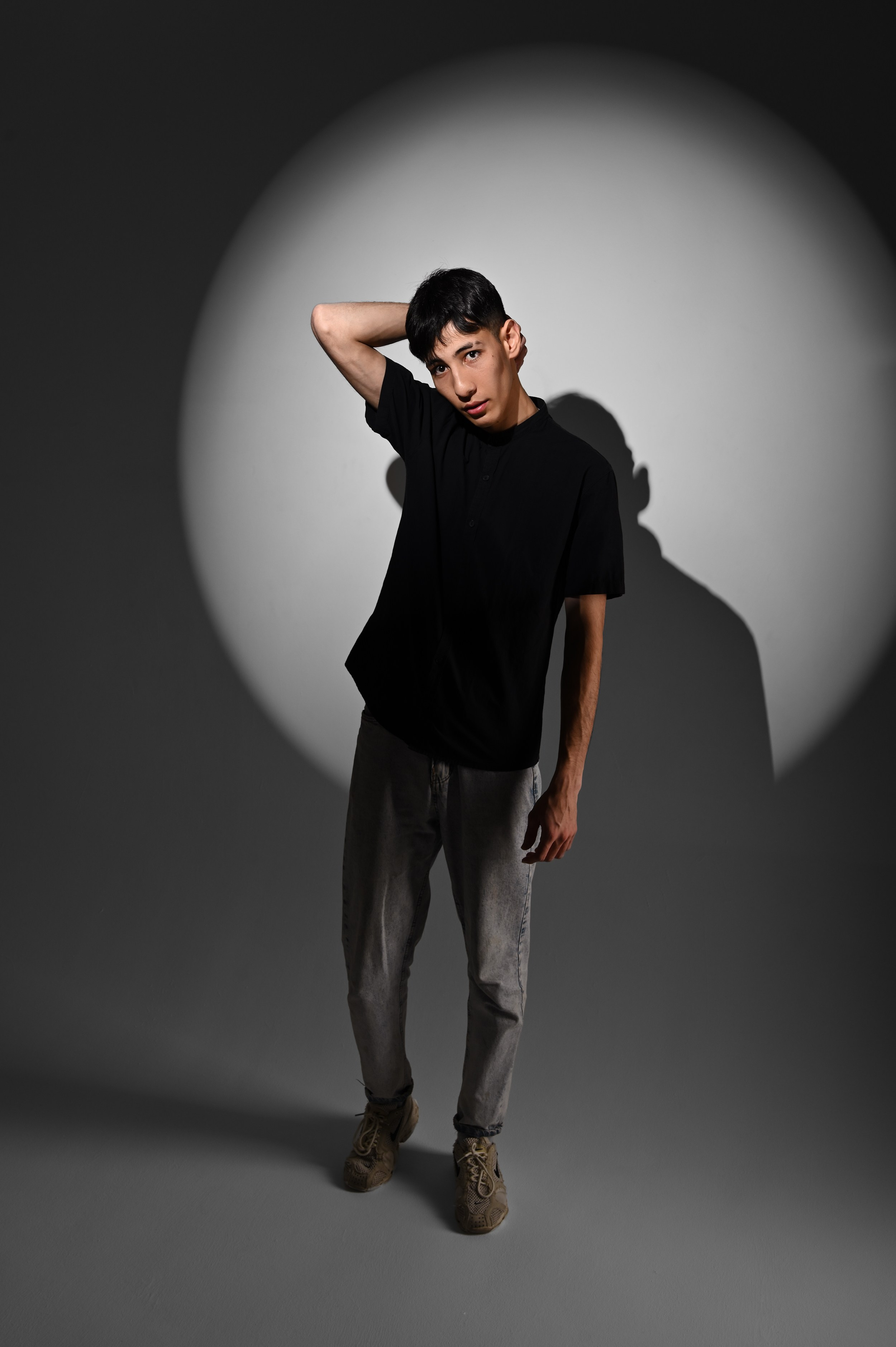 Стильная мужская студийная фотосессия на белом фоне