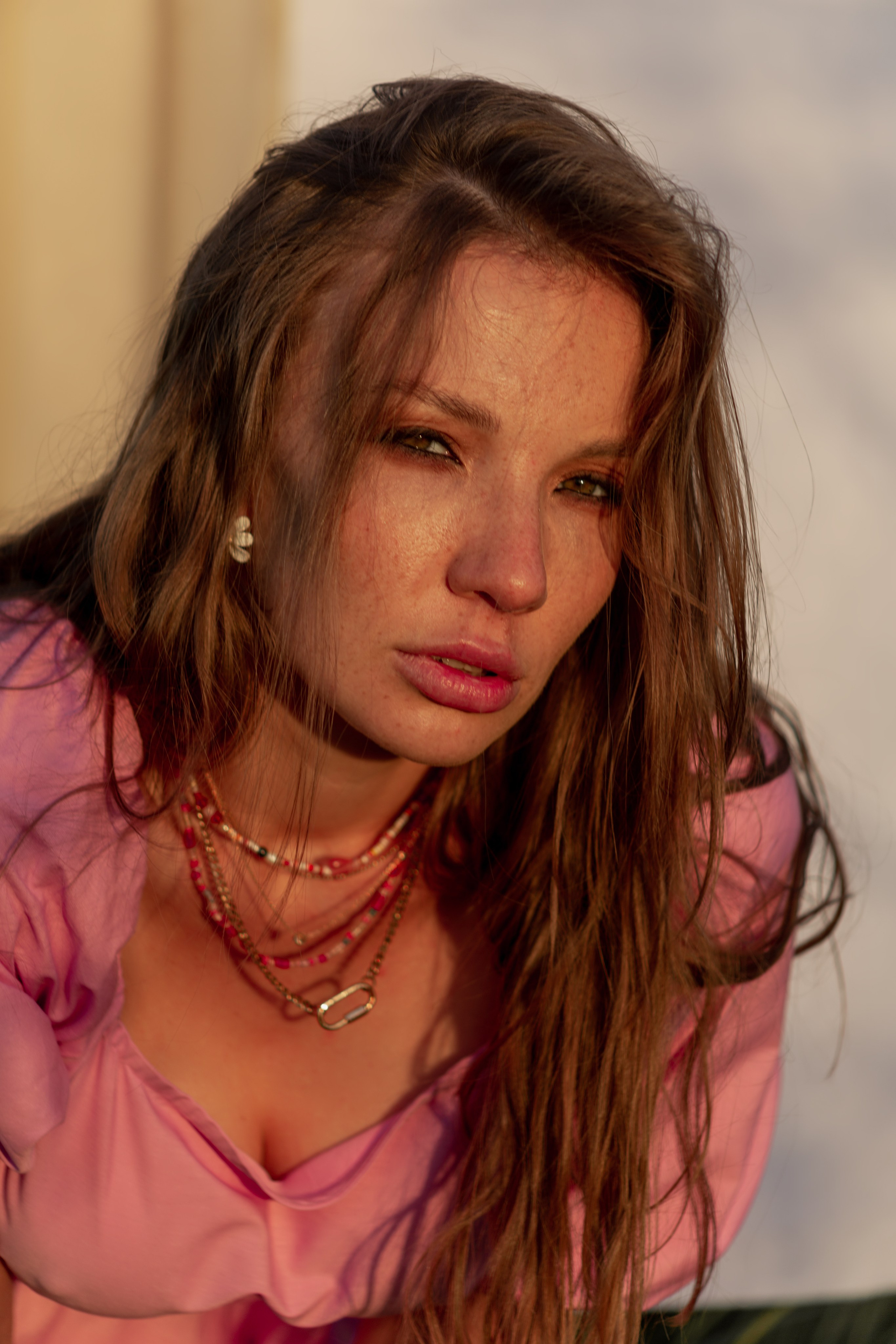 Портрет девушки на рассвете в платье на фоне ткани