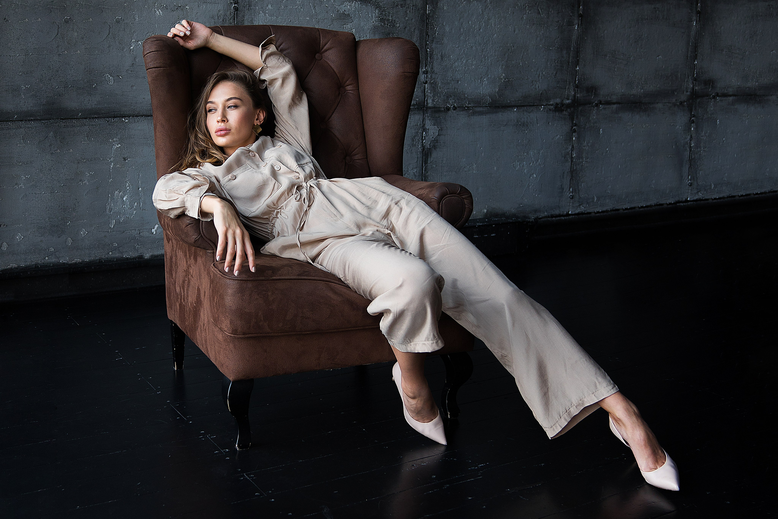 Фотосессия сидя у окна в кресле