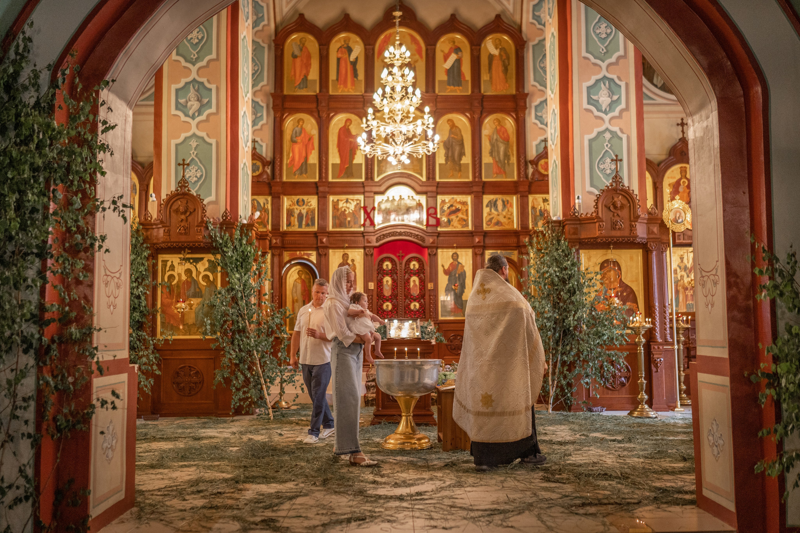 Крещение в городе Троицке на Праздник Троицы. Семейный фотограф и фотограф на таинства в Москве Юлия Калайджян