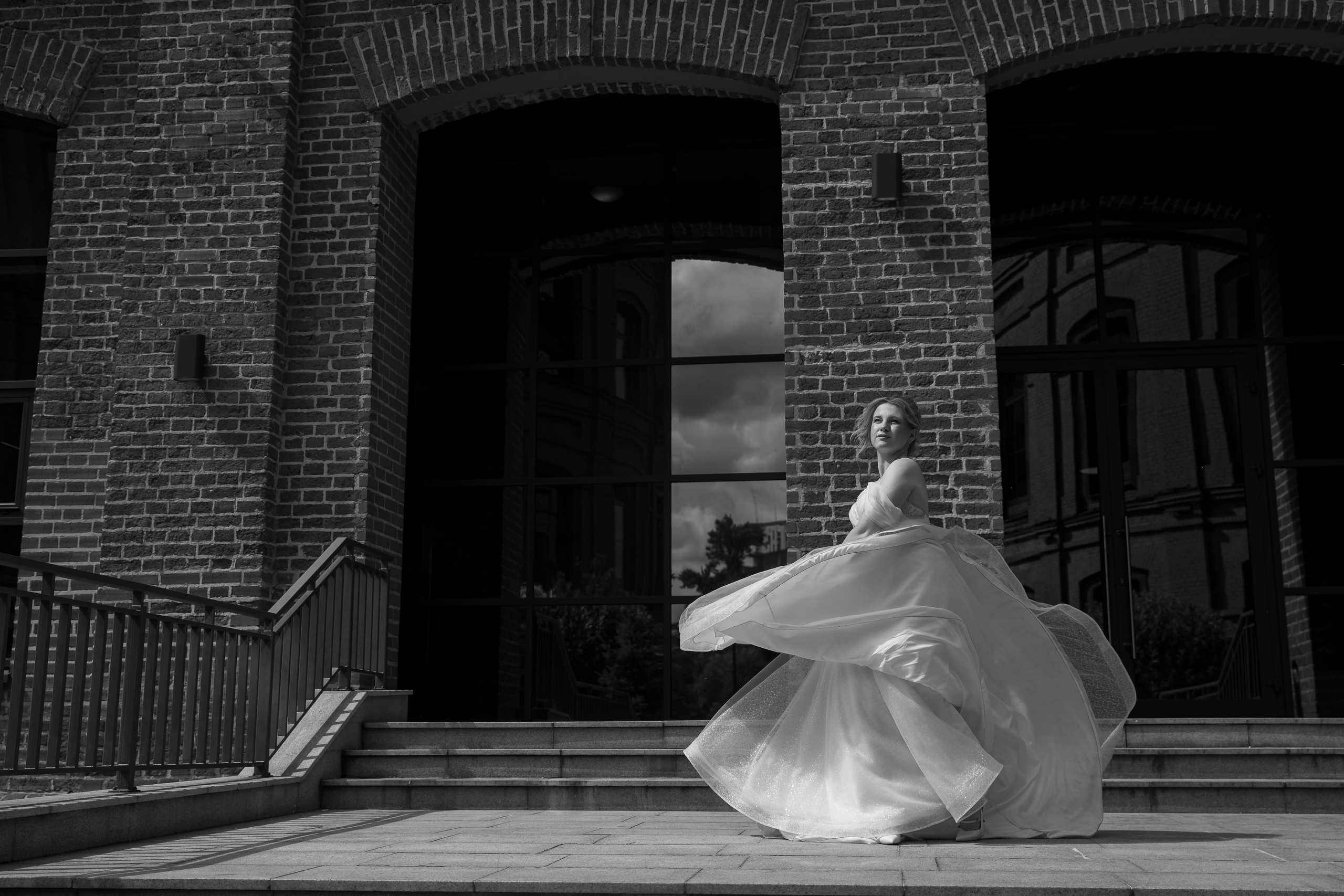 невеста с платьем на ветру