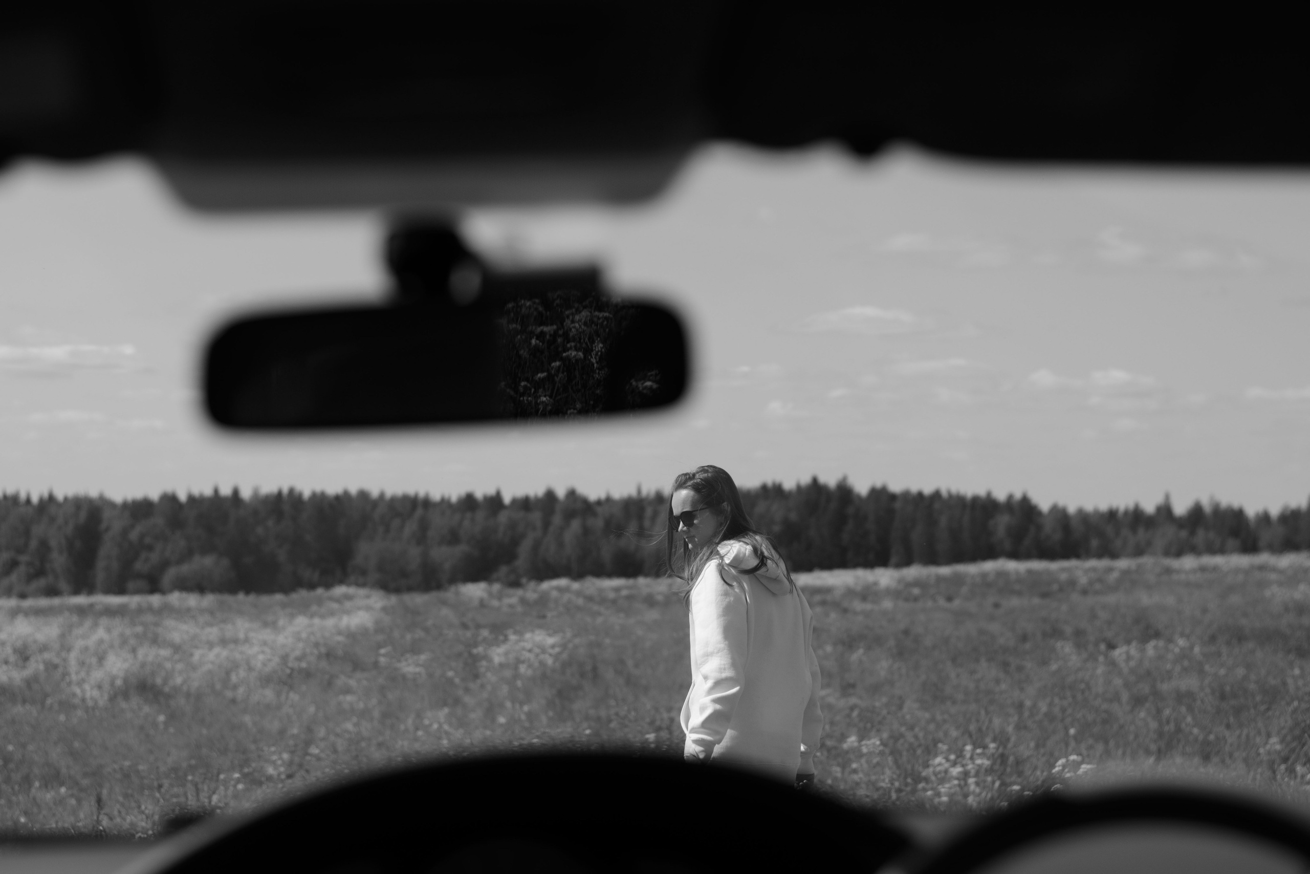 Ольга. Женский портрет в поле с машиной. Портретный фотограф в Санкт-Петербурге Наталья Родионова
