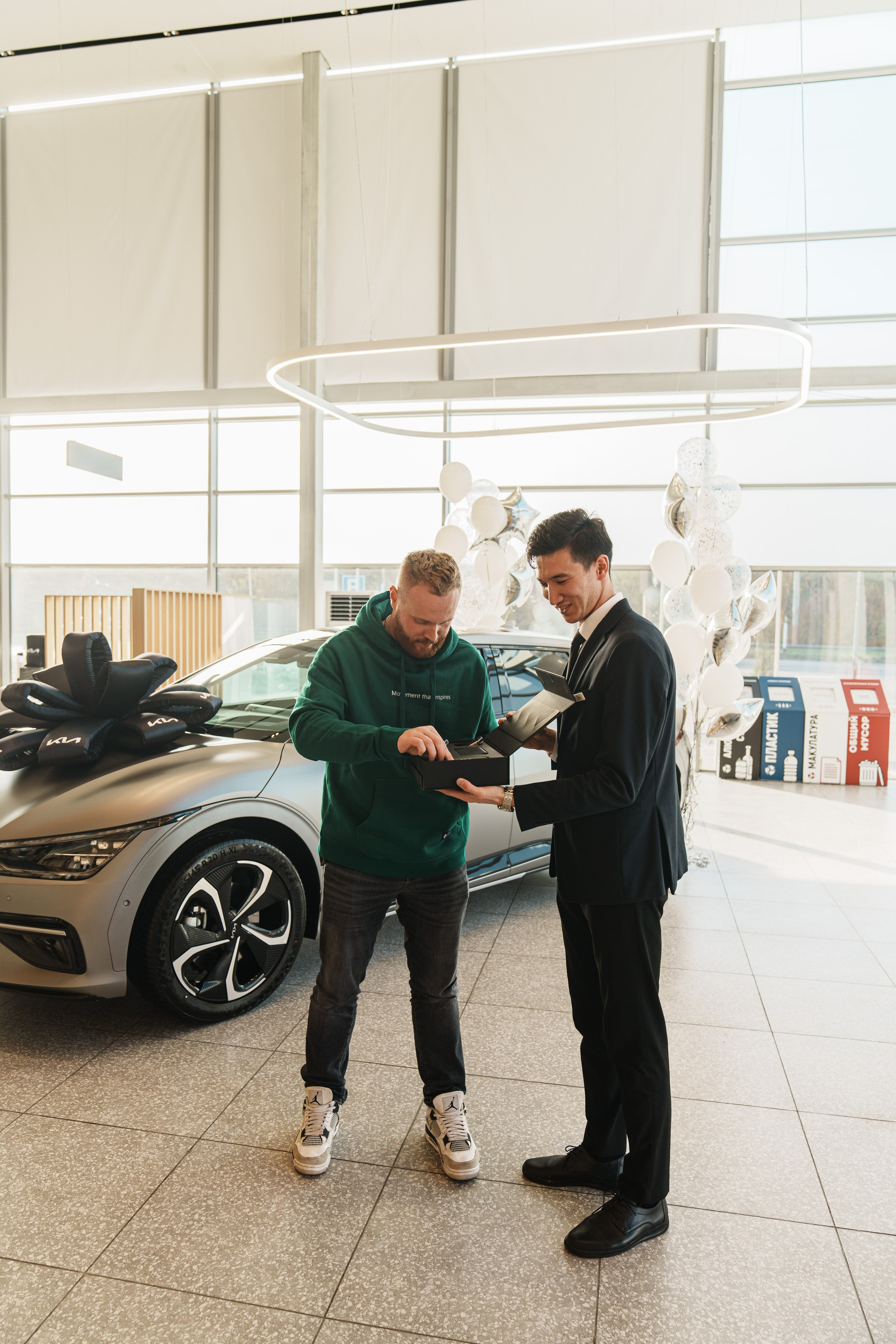 Kia EV6 Вручение Евгений Чебаткову. Фотограф TAULAN_1