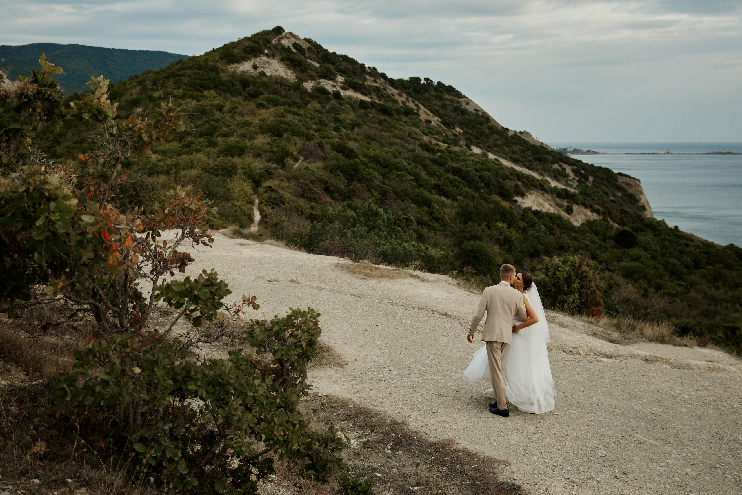 Свадебная фотосессия на природе, на фоне моря в Анапе