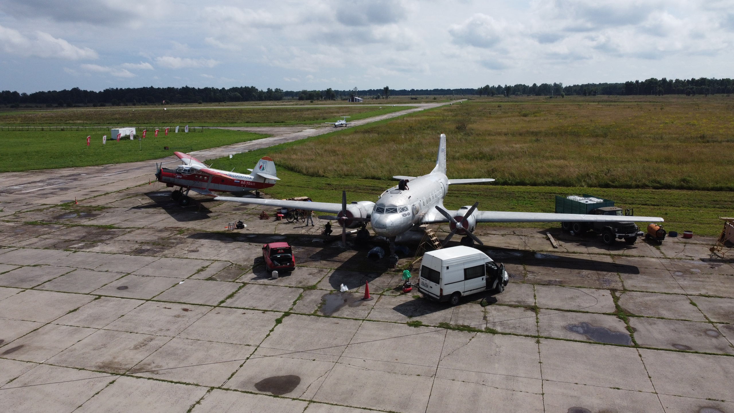 Ил-14Т «Голубая Мечта» — смывка краски (2021 г.). Фотоальбом показывающий увлекательный мир авиации и мир медведей Андрея Иванова