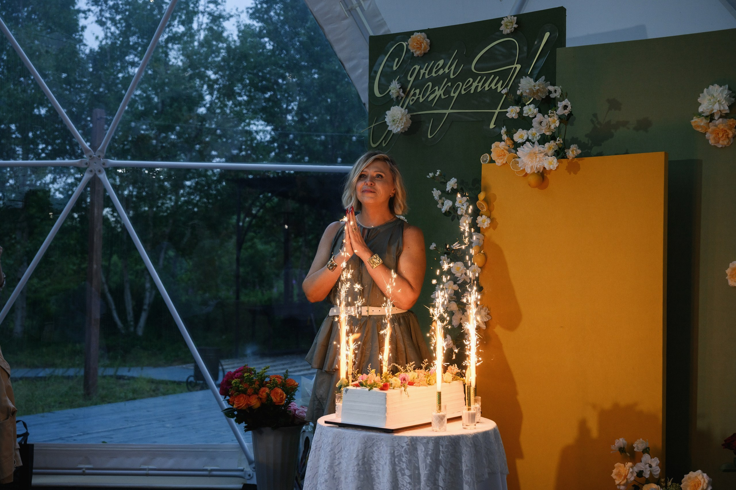 Фотосъемка дня рождения на фазенде в Петропавловске-Камчатском. Организация праздника на фазенде в Петропавловске-Камчатском. Яркая фотосессия дня рождения на природе в Петропавловске-Камчатском. Запечатленные эмоции и друзья в день рождения в Петропавловске-Камчатском. Стоимость фотосъемки дня рождения в Петропавловске-Камчатском.