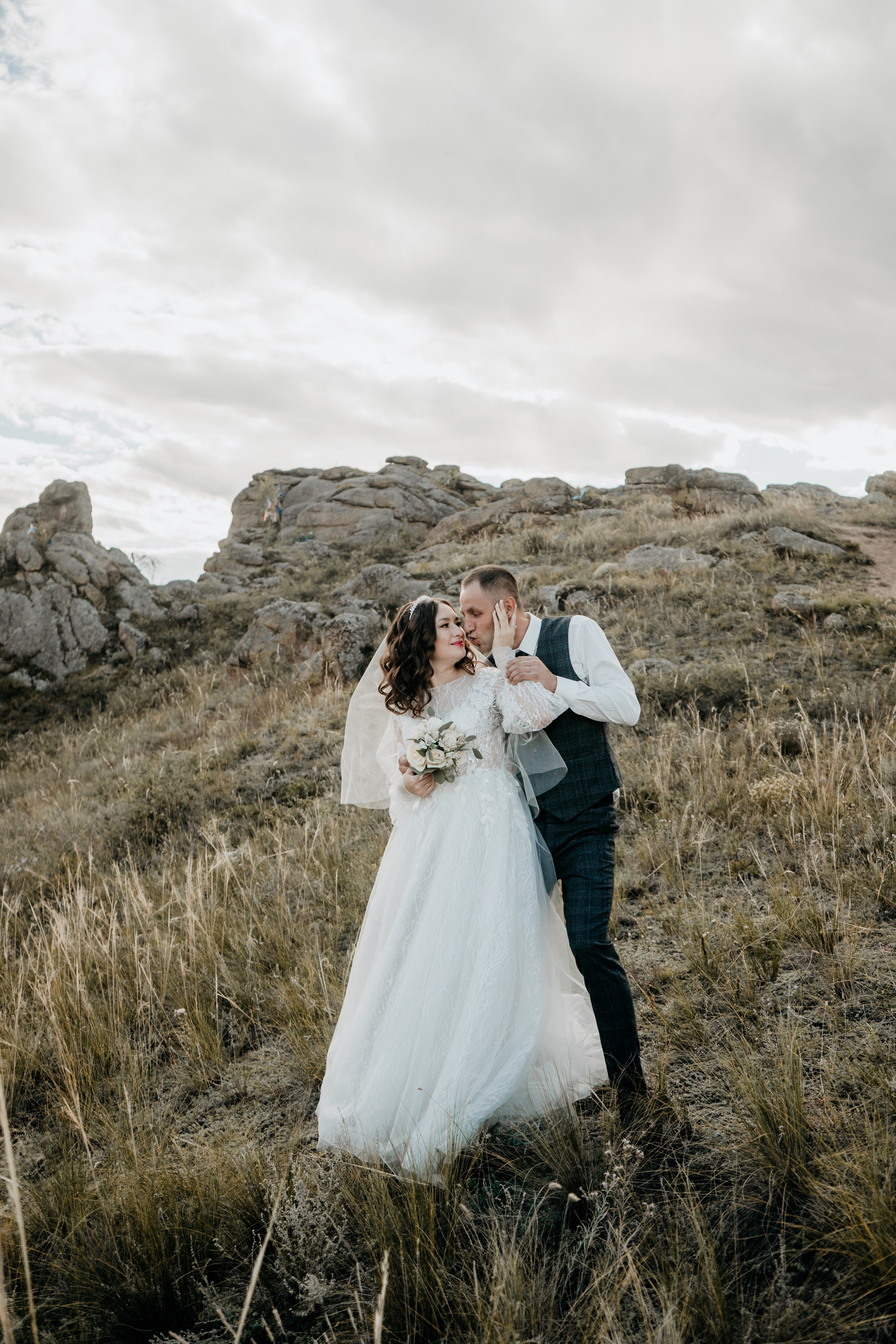 Свадебный фотографии с прогулки в окрестностях Улан-Удэ. Фотограф в Улан-Удэ. Свадебный фотограф в Улан-Удэ