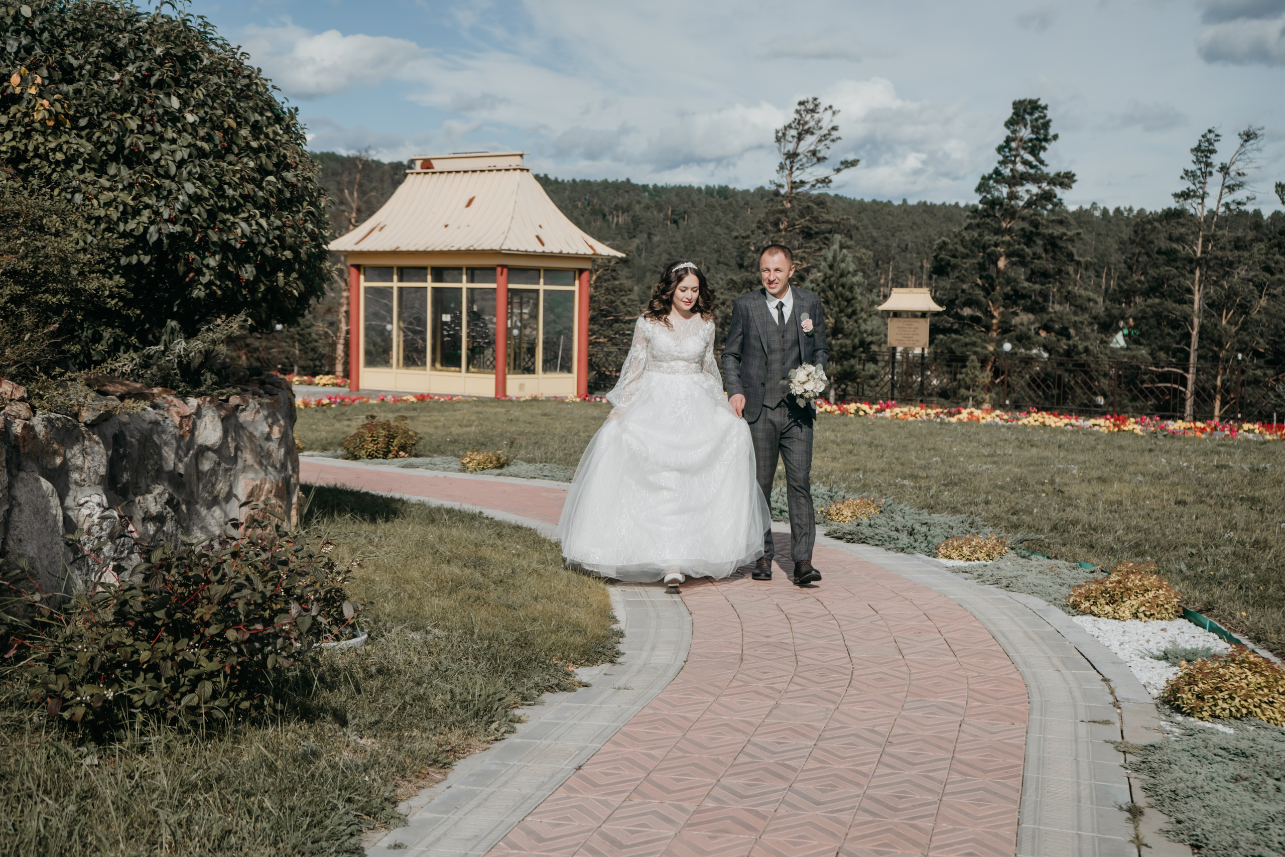 Свадебный фотографии с прогулки в окрестностях Улан-Удэ. Фотограф в Улан-Удэ. Свадебный фотограф в Улан-Удэ