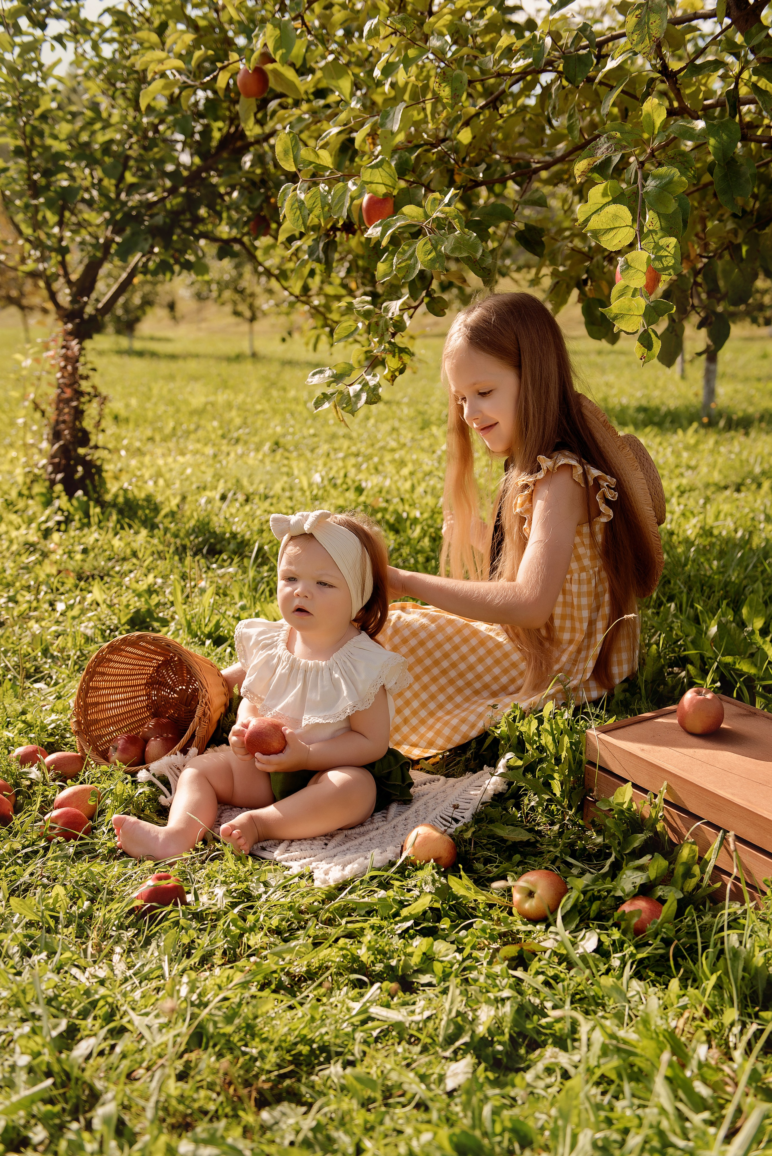 Яблоневый сад. Детский фотограф в Долгопрудном и Москве