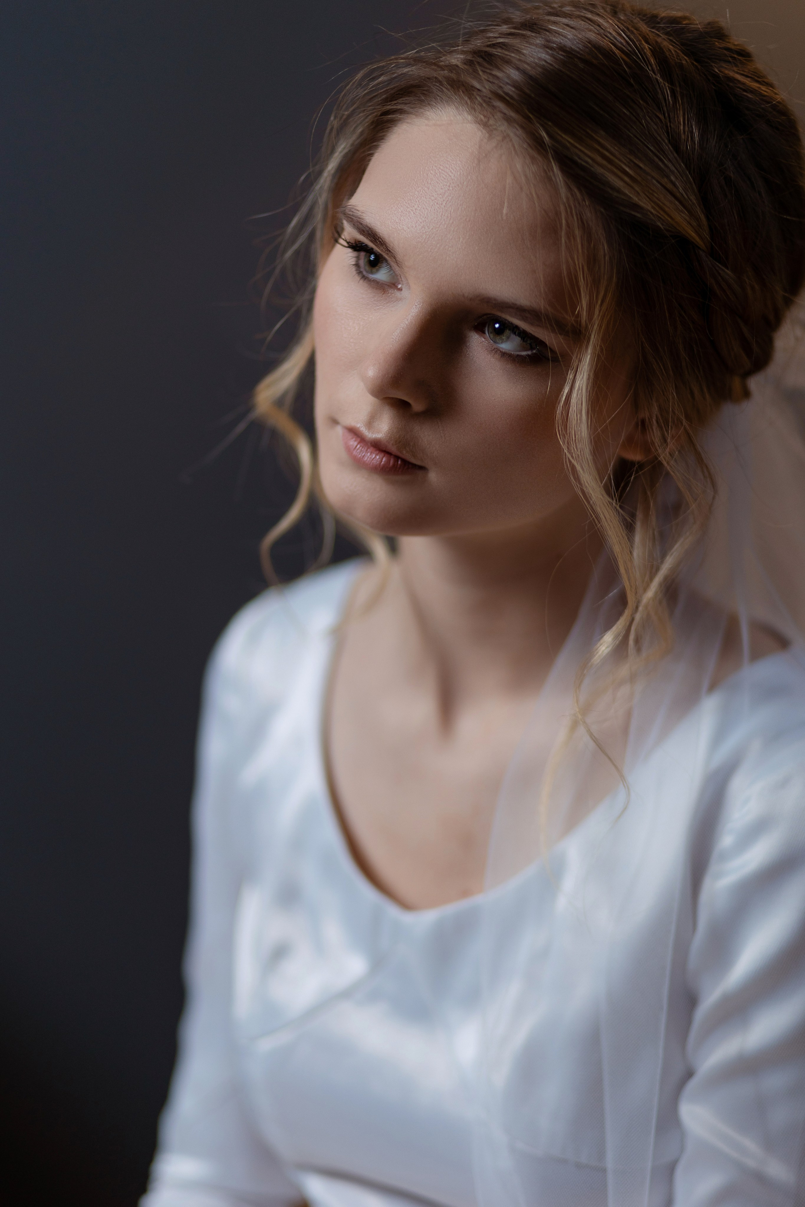 Невеста крупны планом,локоны спускаются от висков.