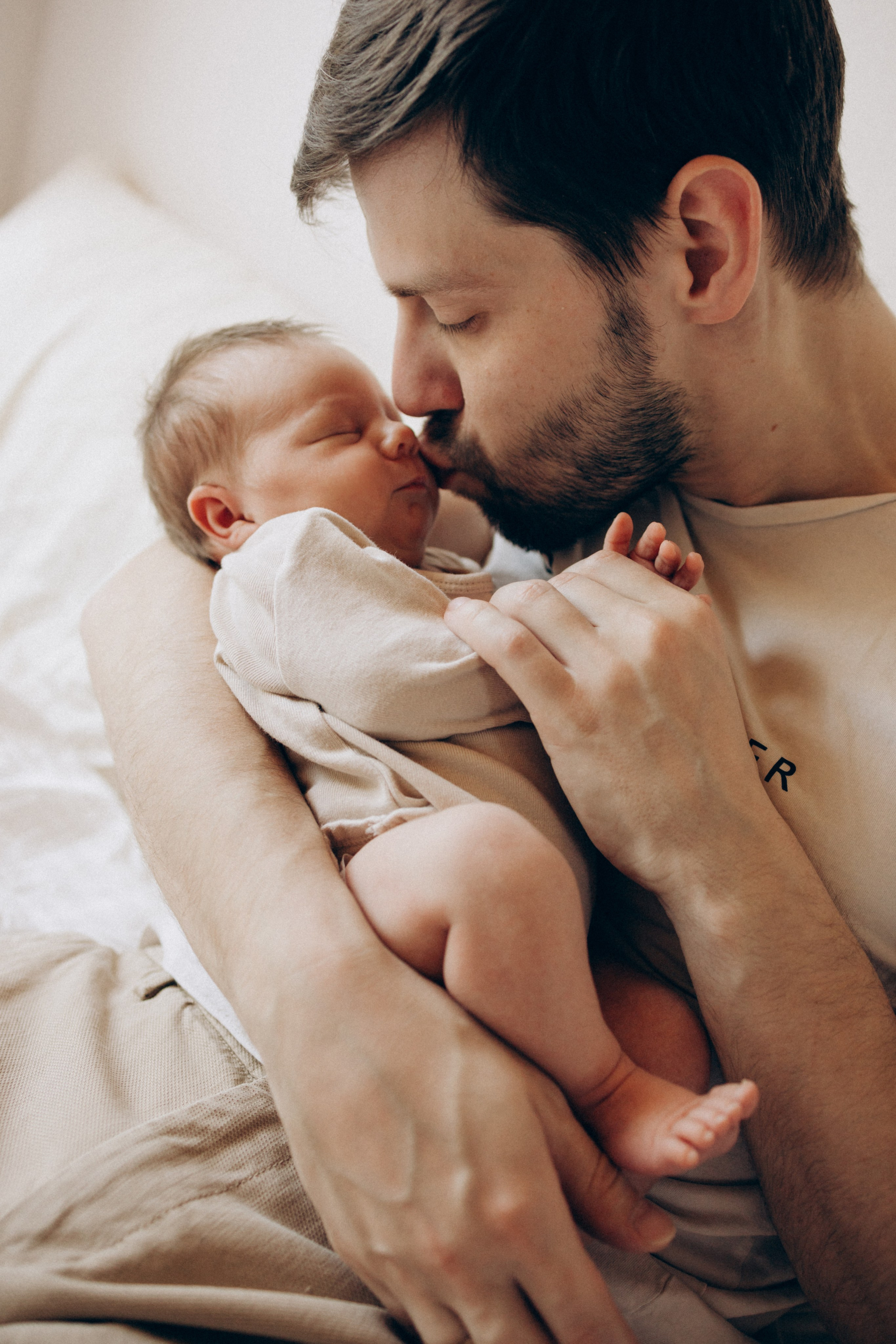 папа с малышкой дочкой трогательная фотография