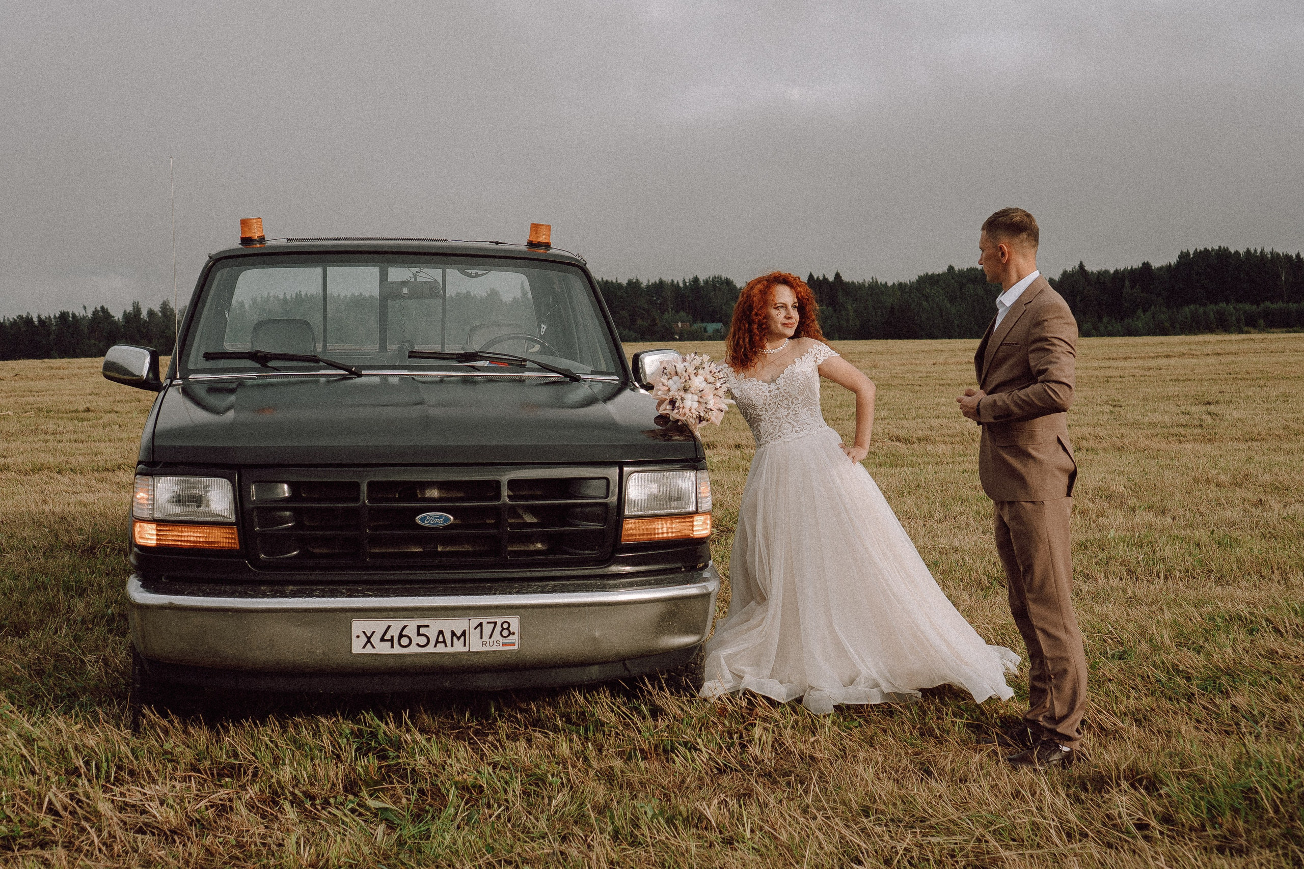 СВАДЕБНАЯ ФОТОСЕССИИЯ ПАРЫ В ГОРОДЕ ПРИОЗЕРСК В СОСНОВОМ ЛЕСУ И С ПИКАПОМ. Профессиональный фотограф, Санкт-Петербург — Виктория Богомолова