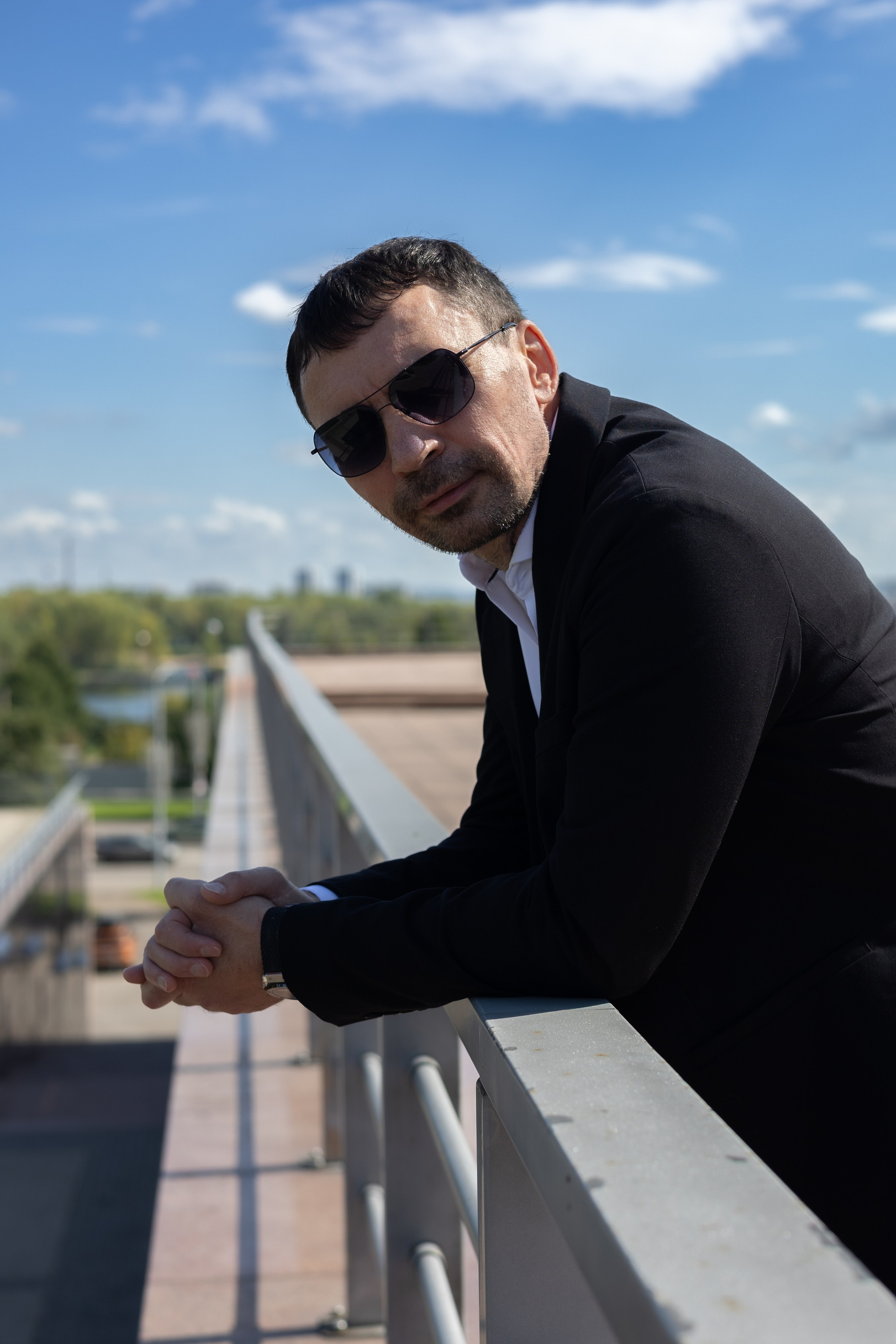 МУЖСКИЙ ПОРТРЕТЫ УЛИЦА. Фотограф Красноярск съемки лавстори, фотосессия в студии, портретная съемка, творческие фотосессии