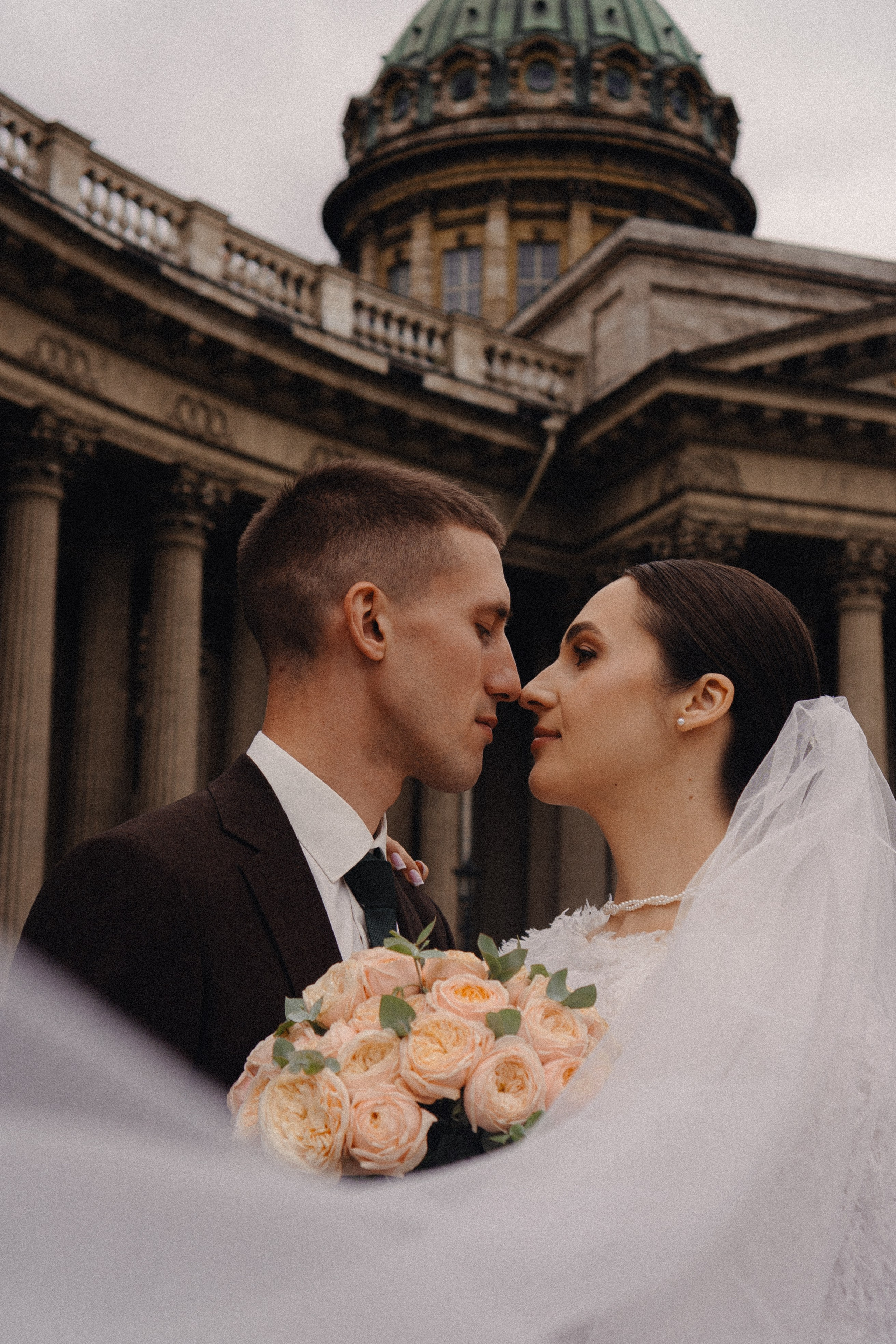 СВАДЕБНАЯ ПРОГУЛКА В САНТК-ПЕТЕРБУРГЕ (ИСАКИЕВСКИЙ СОБОР, ЗИМНЯЯ КАНАВКА, ЭРМИТАЖ И БОЛЬШАЯ МОРСКАЯ УЛИЦА). Профессиональный фотограф, Санкт-Петербург — Виктория Богомолова