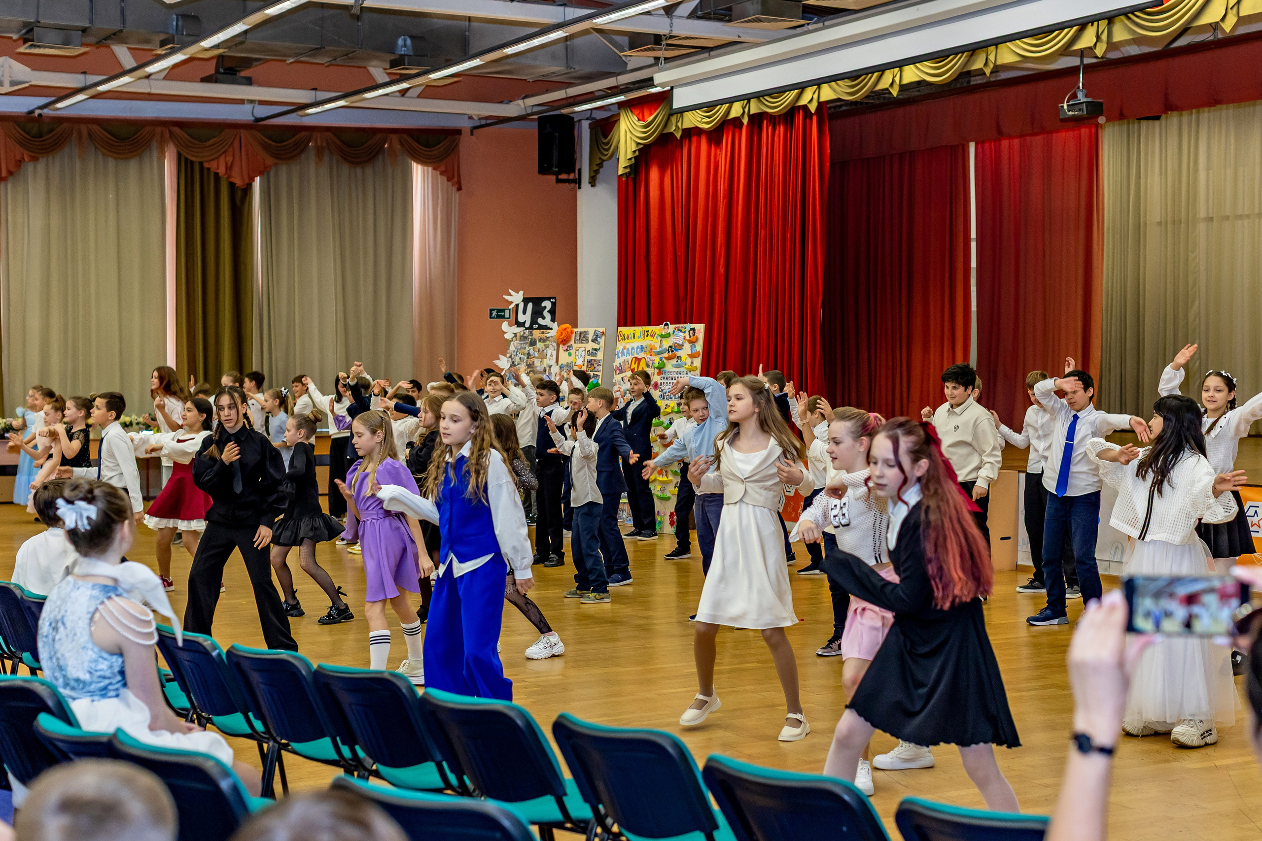 Выпускной праздник в начальной школе. Фотограф и видеограф Москва. Свадебный фотограф, видеограф. Выпускные альбомы. Оживающие альбомы