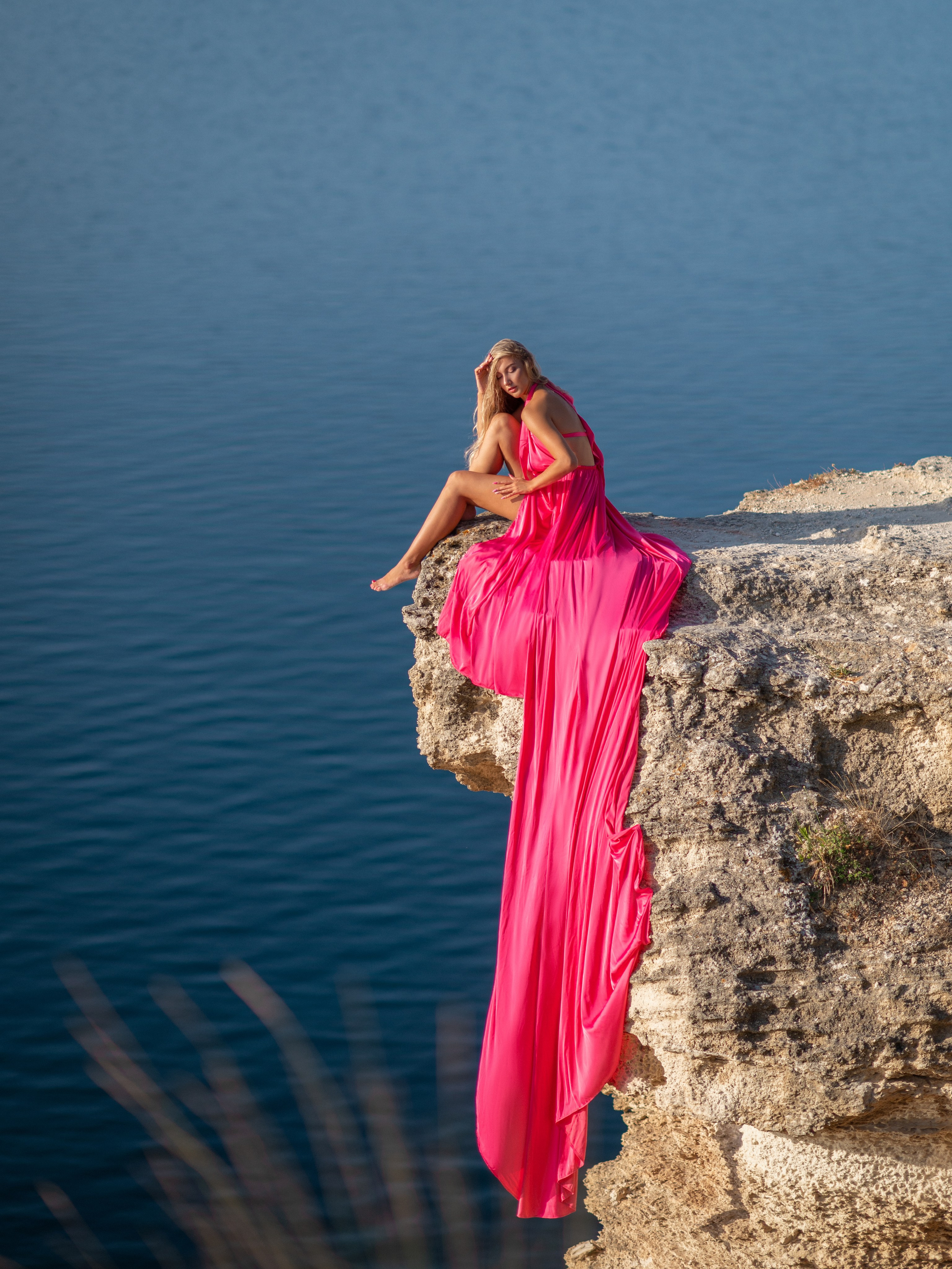 Девушка в платье с длинным шлейфов в Севастополе