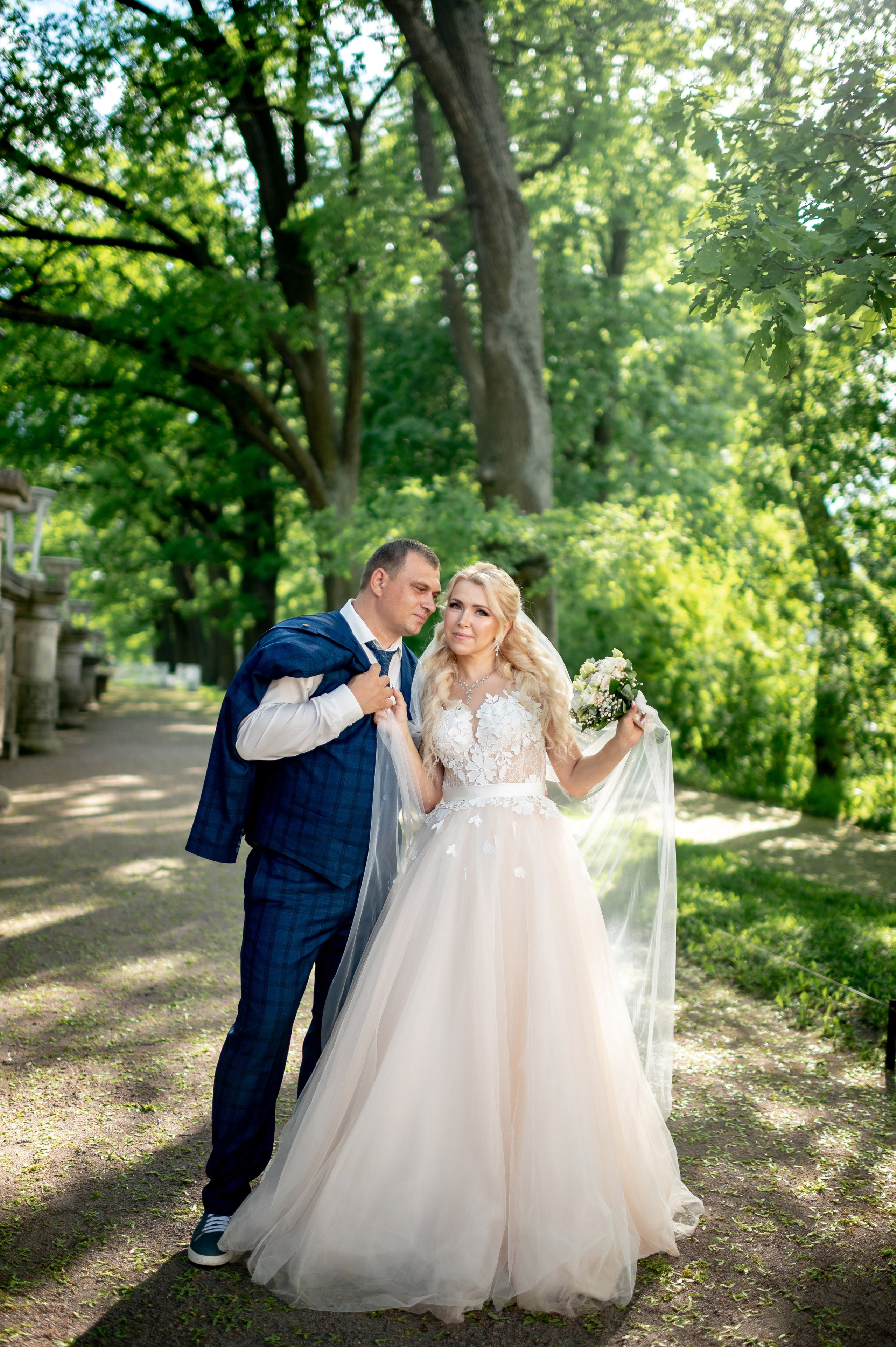 Евгения (фотосессия с малиновым chevrolet camaro, в сирени в Пушкине в Екатерининском парке). Портретный, семейный и свадебный фотограф в Санкт-Петербурге и в Пушкине Ширяев Денис