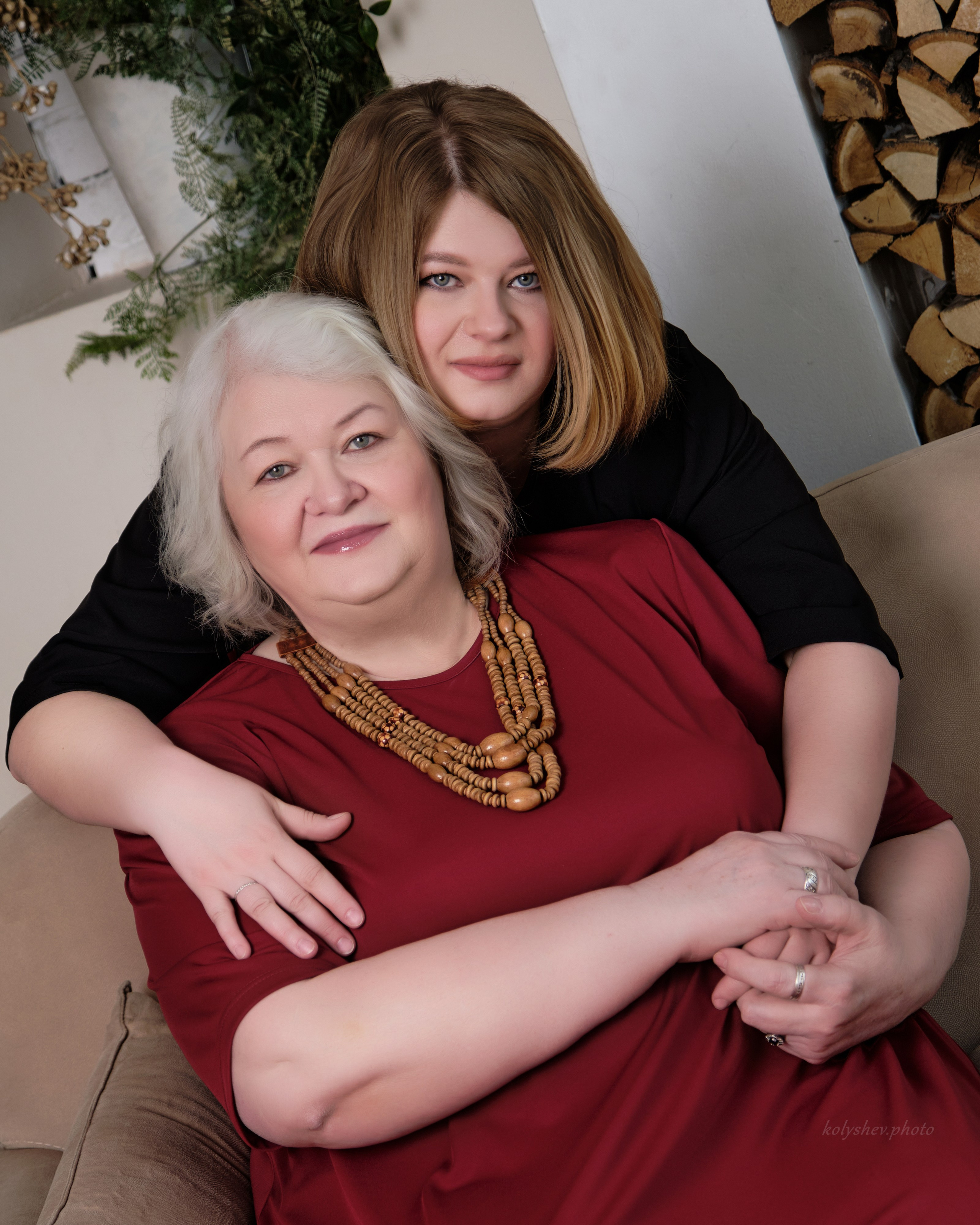 Семейная фотосессия мамы и дочки в студии Анна. Портретный фотограф на новый год в Москве Виктория Колышева