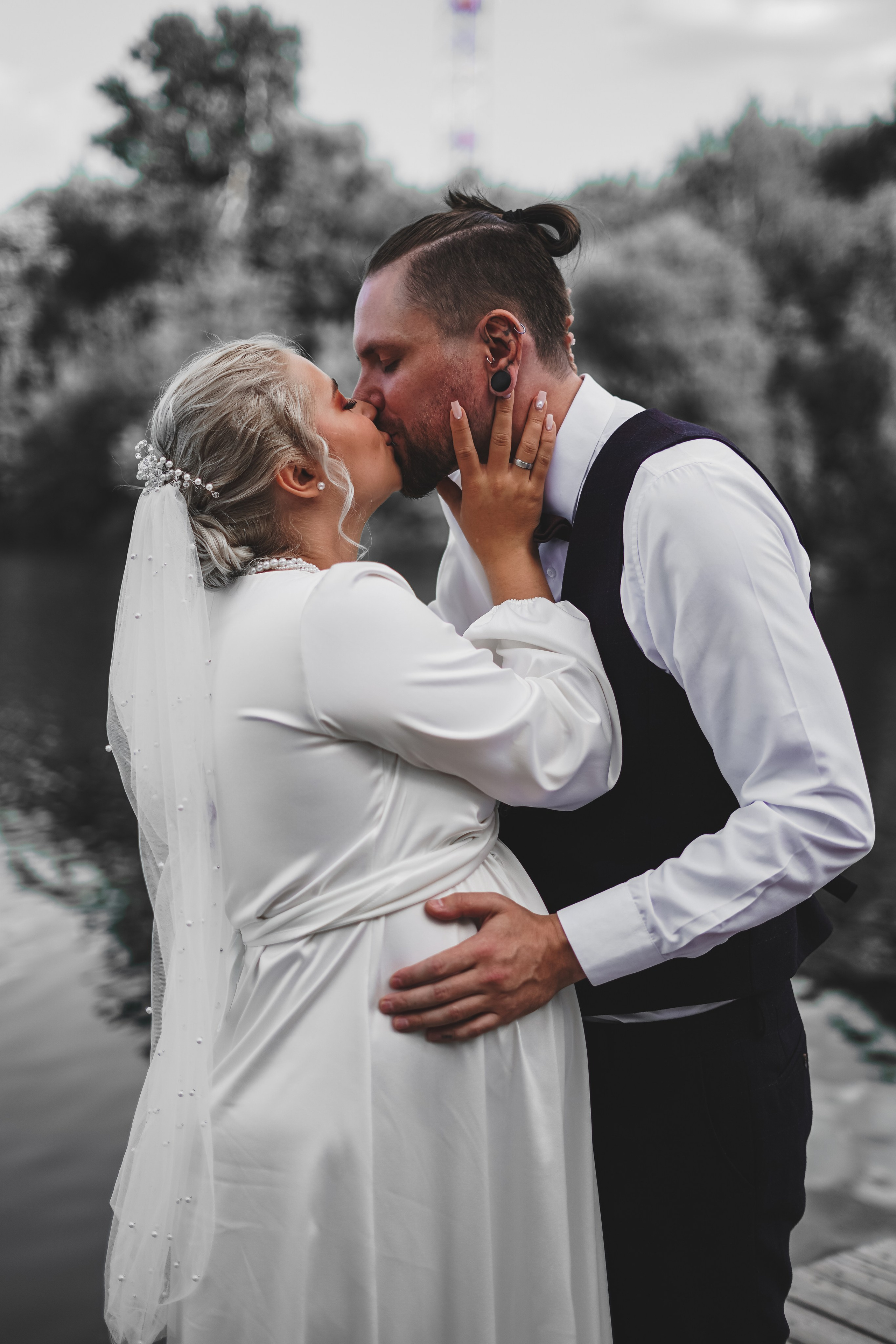 Невеста и жених на прогулке