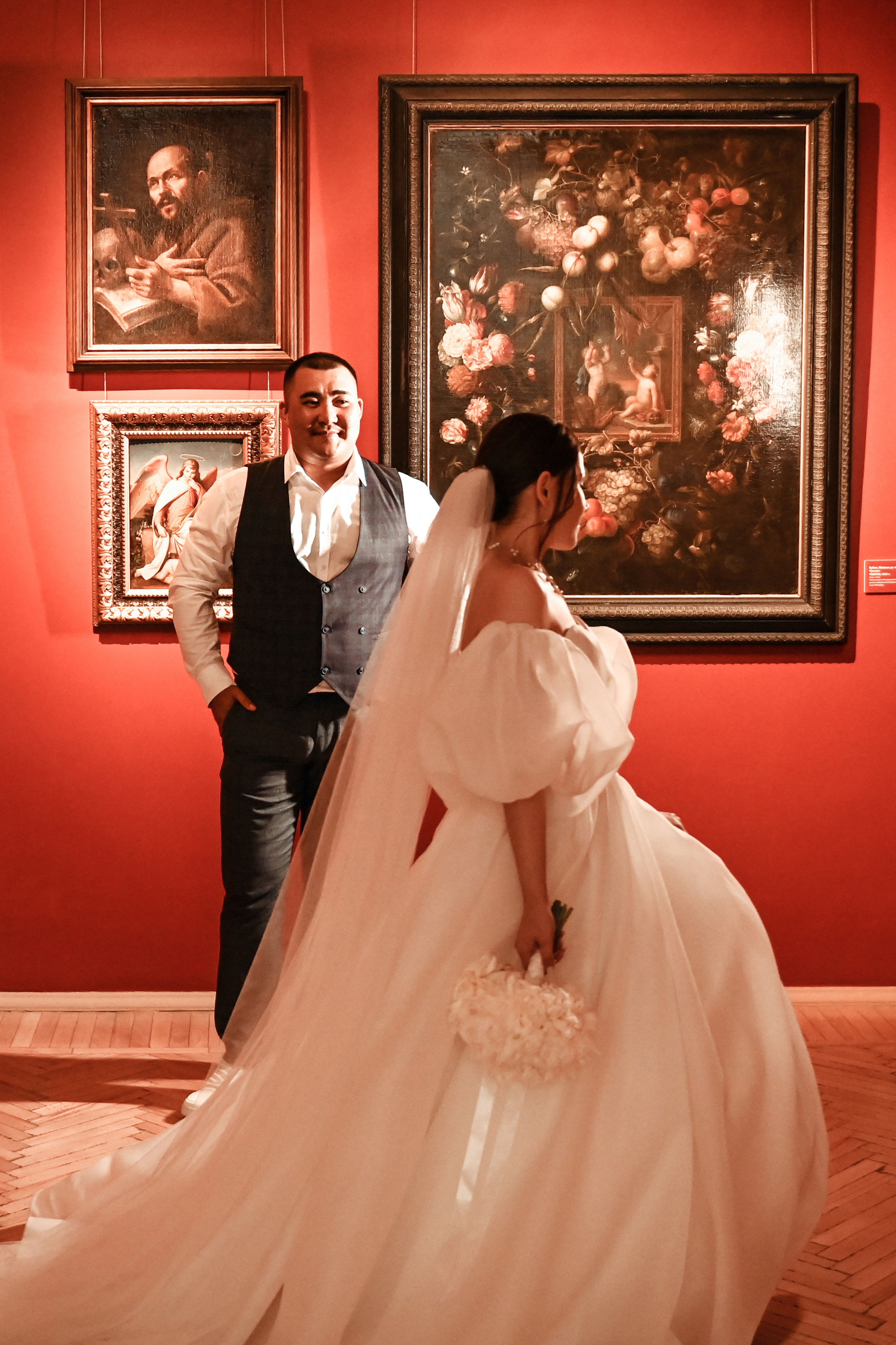 Небольшая свадебная серия в музее и прогулкой под дождем Эльмиры и Ризата. Свадебный, семейный, детский, контент фотограф в Омске Максим Ильин