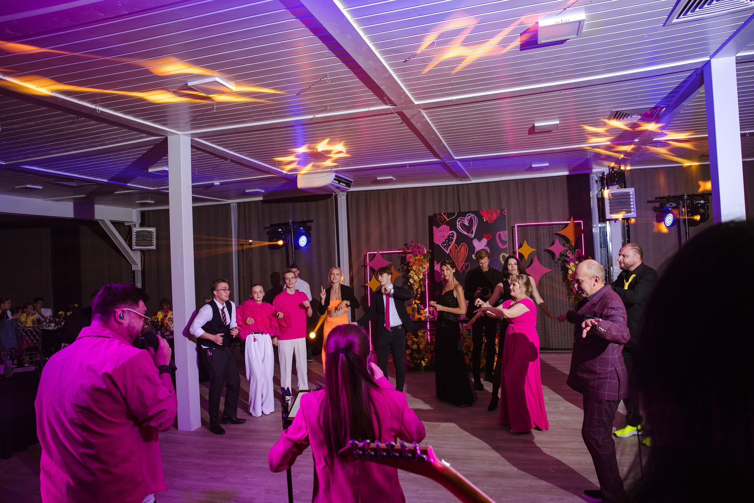 Яркая неоновая свадебная фотосессия в «Нет на карте». Свадебный и семейный фотограф в Самаре и Тольятти | Елена Топанцева