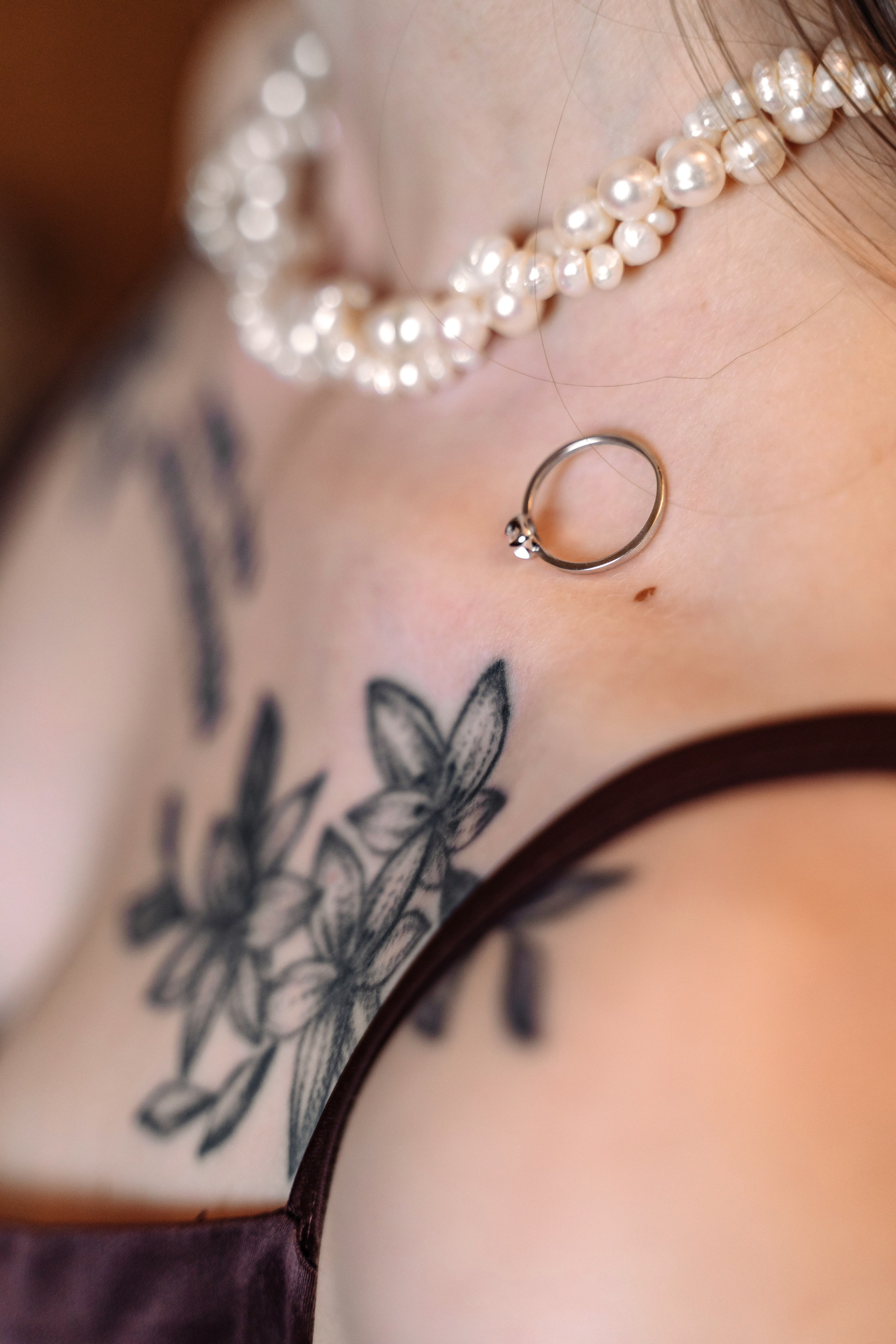 Зимняя фотосессия лавстори с предложением руки и сердца в фотостудии