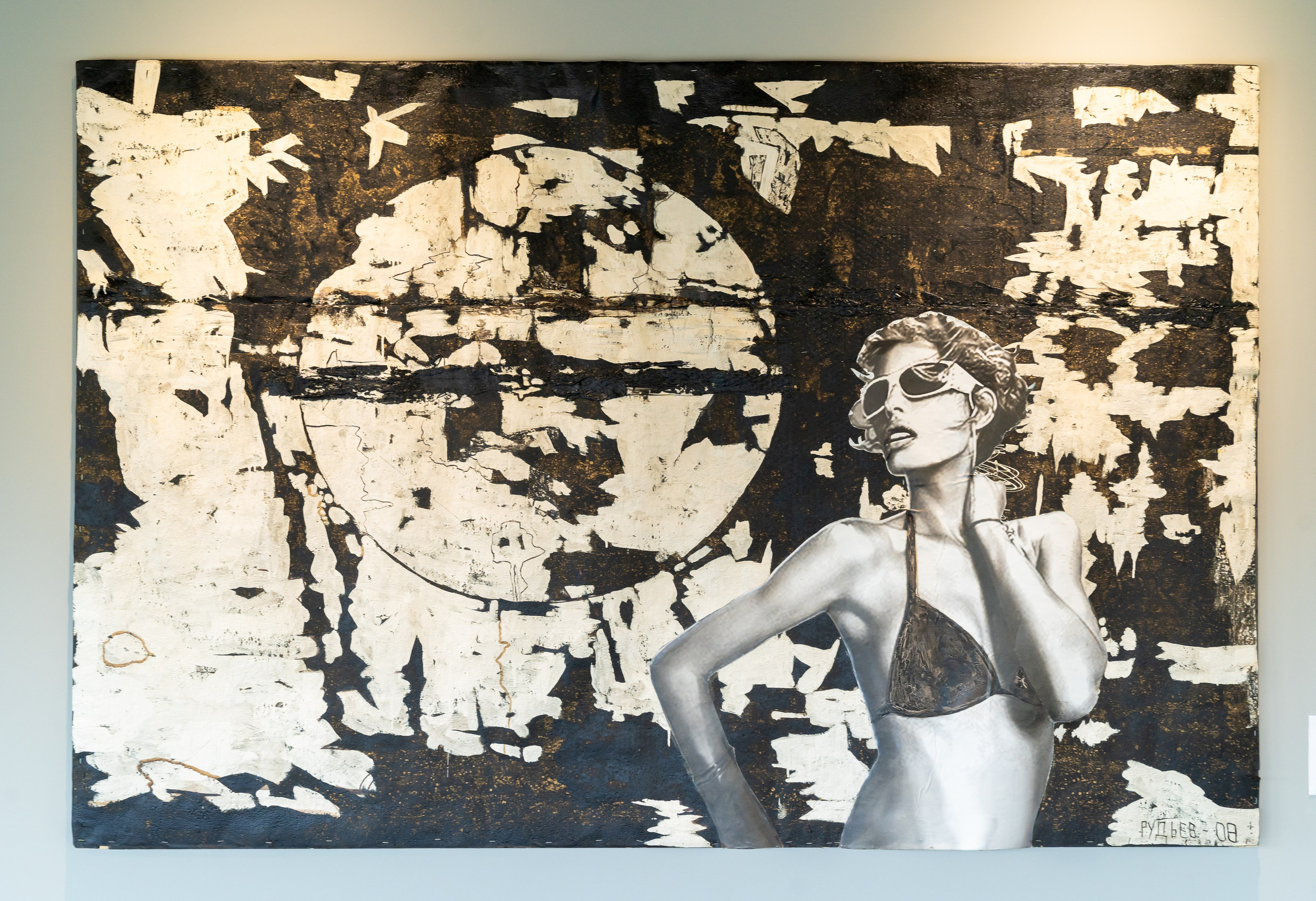 Современное искусство в Центре им. Сергея Курёхина. Картина с женской фигурой и абстрактным фоном. Выставка в Санкт-Петербурге. Фото Евгения Мальцева.